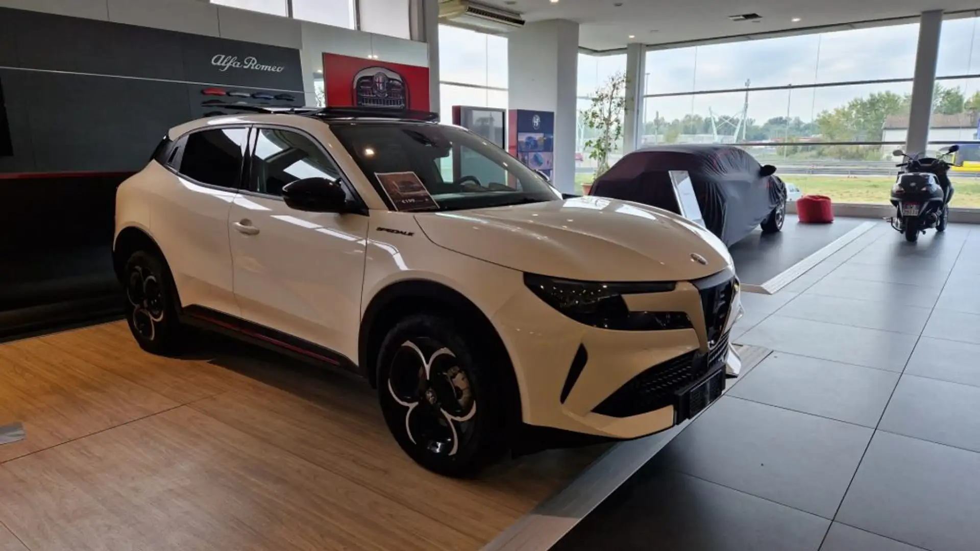 Alfa Romeo Junior 156 CV BEV Speciale + TETTO APRIBILE Bianco - 2