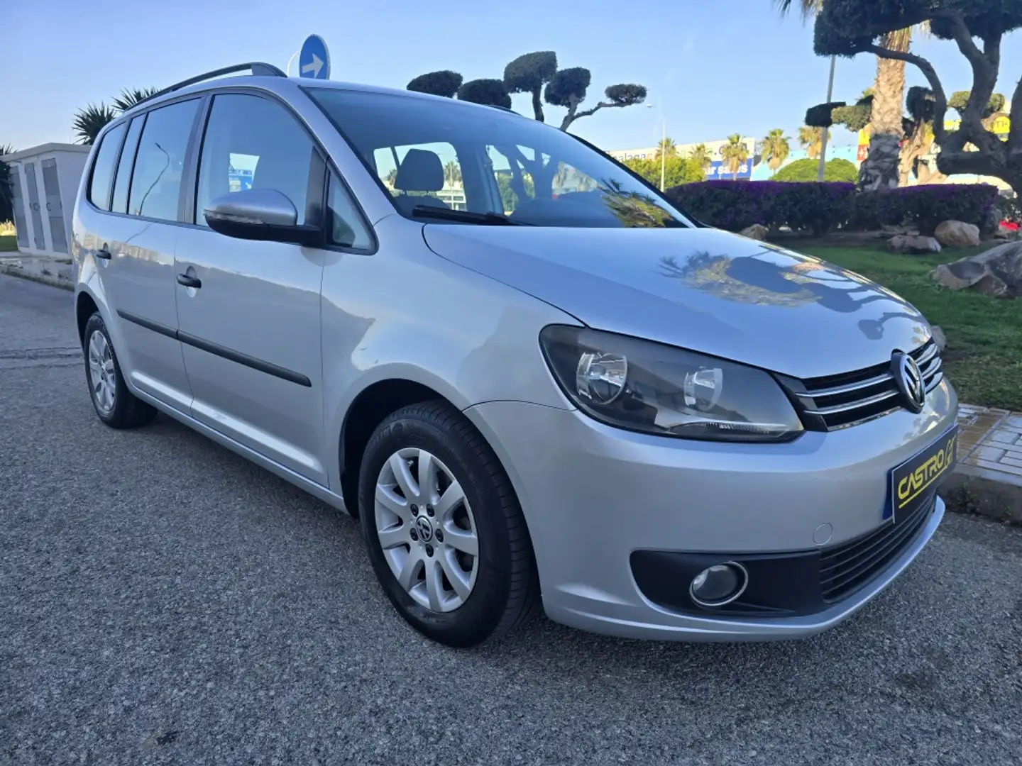 Volkswagen Touran 1.6TDI Advance 105 Grau - 1
