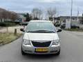 Chrysler Voyager 2.4i SE CLIMA/CRUISE! 7-PERSOONS! EERSTE EIGENAAR! Grijs - thumbnail 2