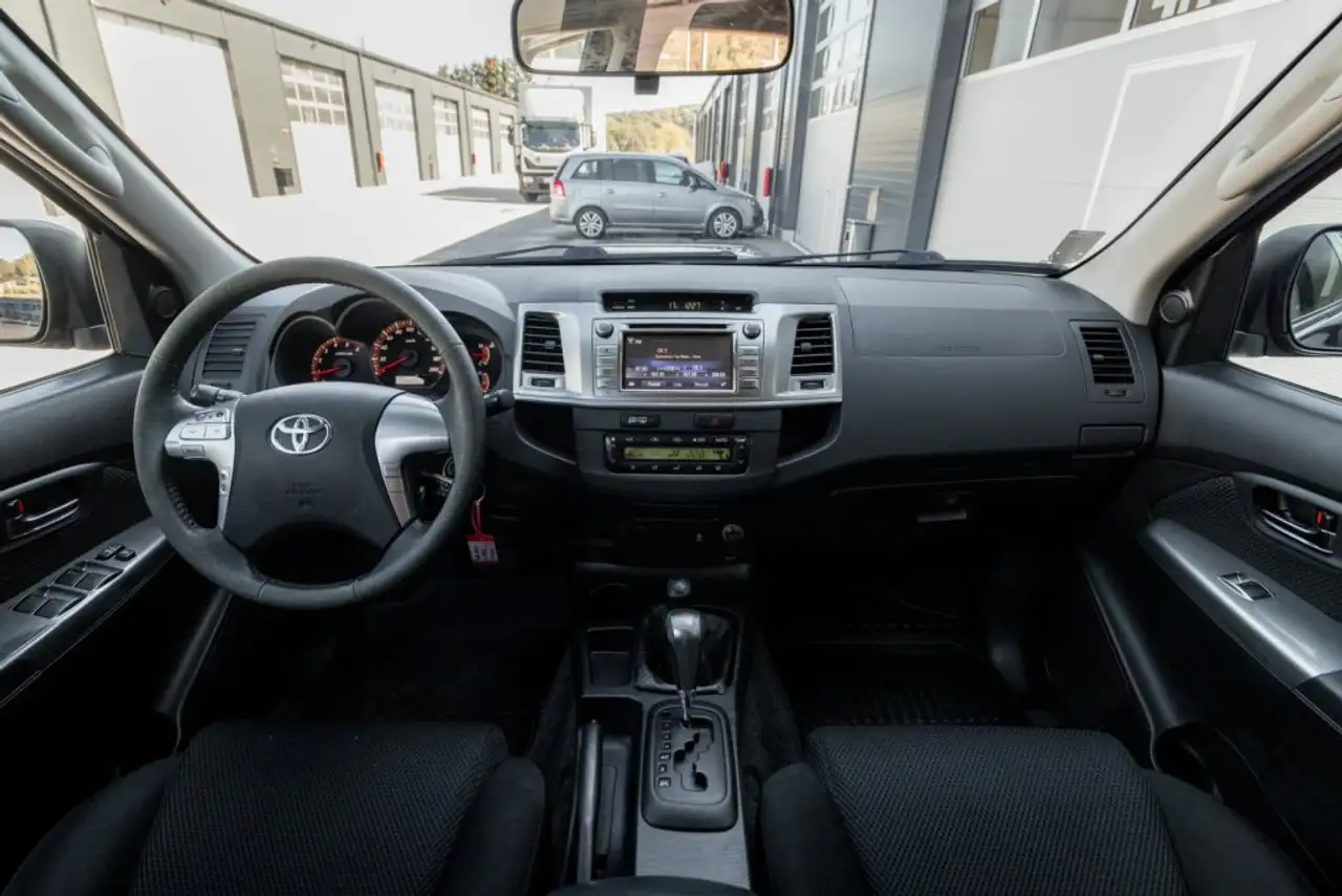 TOYOTA HILUX DOUBLE CABINE 3.0 171 ch D-4D BVA 4X4 - ATTELAGE - 129800 km