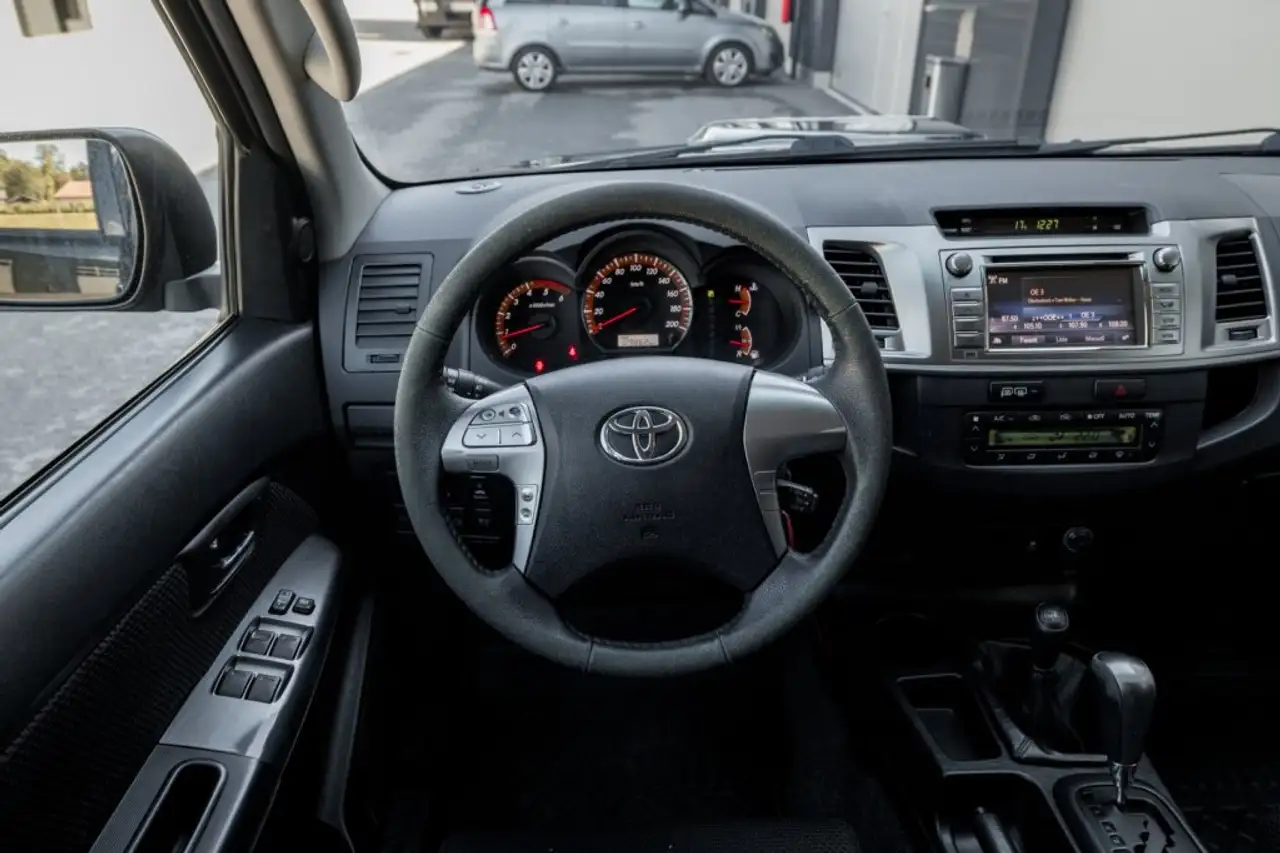 TOYOTA HILUX DOUBLE CABINE 3.0 171 ch D-4D BVA 4X4 - ATTELAGE - 129800 km