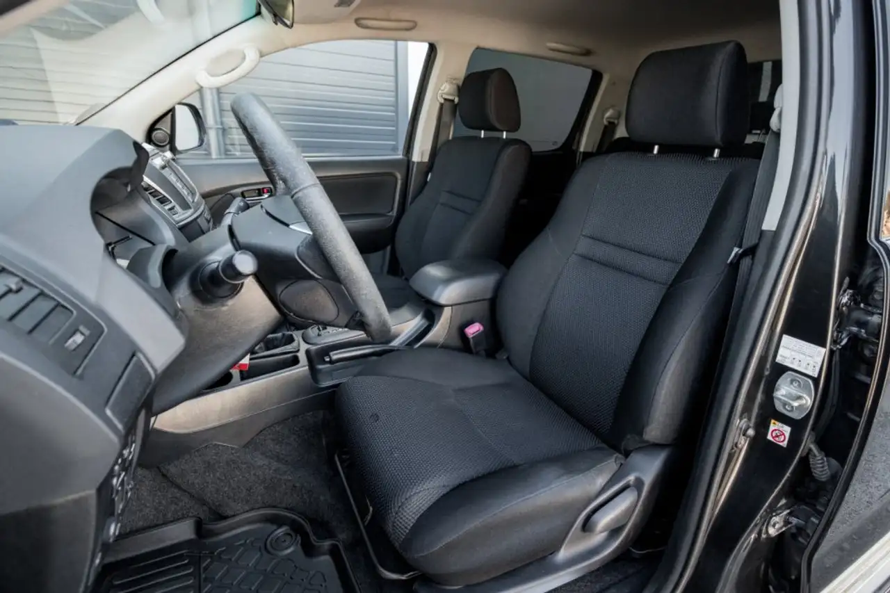 TOYOTA HILUX DOUBLE CABINE 3.0 171 ch D-4D BVA 4X4 - ATTELAGE - 129800 km
