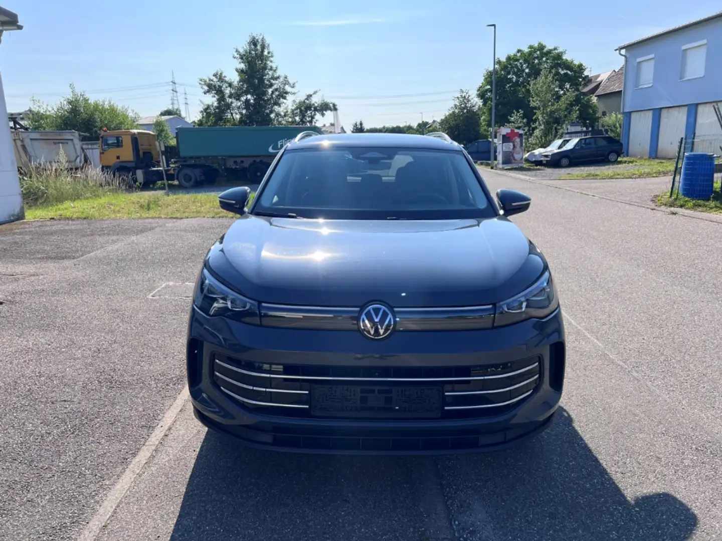 Volkswagen Tiguan 1.5eTSI Elegance ACC AHK MATRIX NAVI 360° Grau - 2