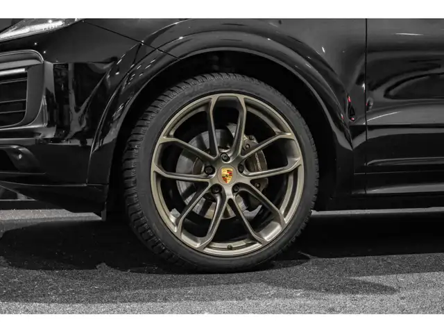 Porsche Cayenne view 8