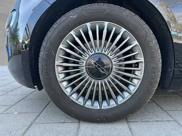Fiat 500E view 9