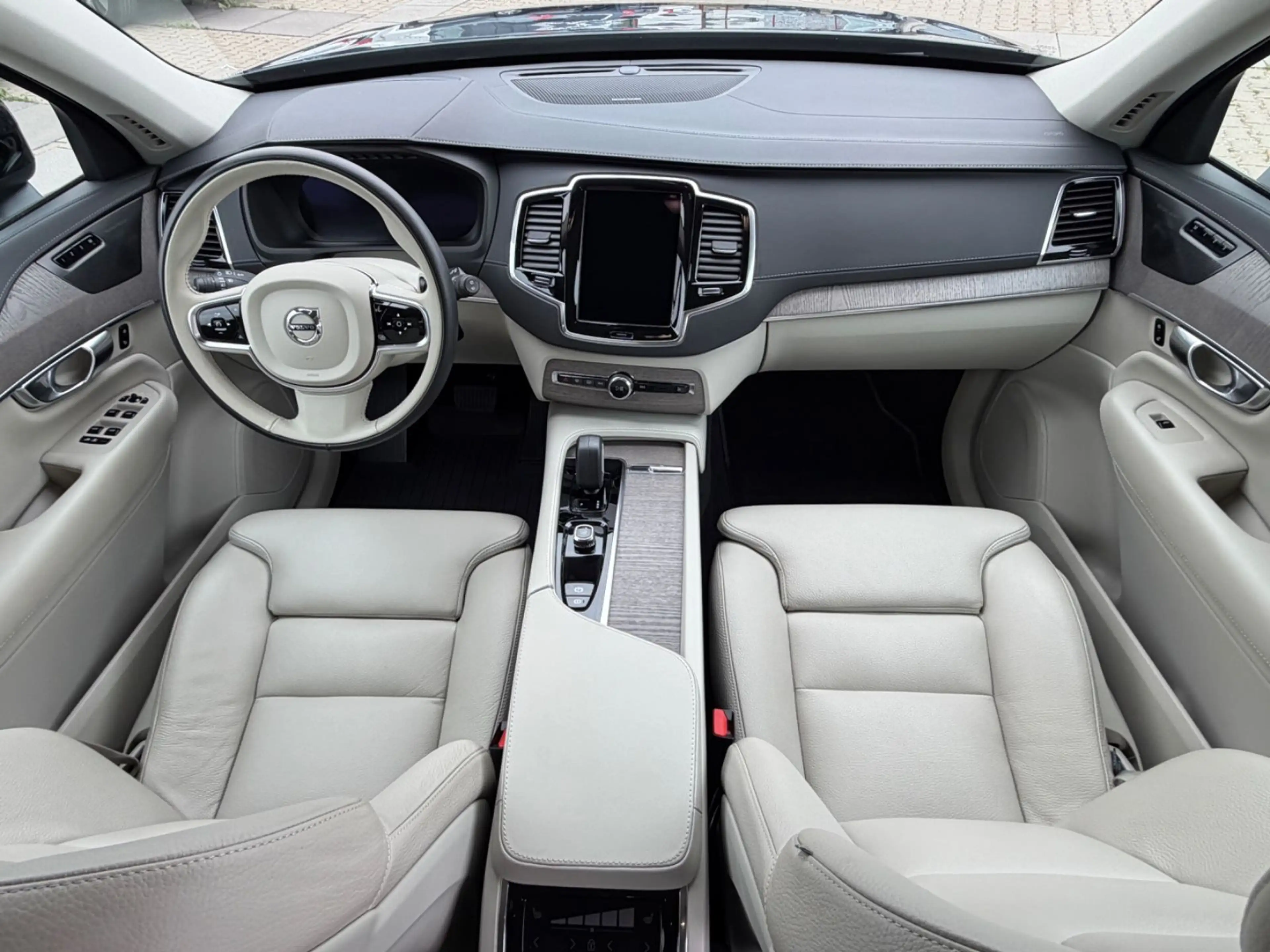 Volvo XC90 Plus Dark Recharge Plug-In Hybrid AWD — photo 14