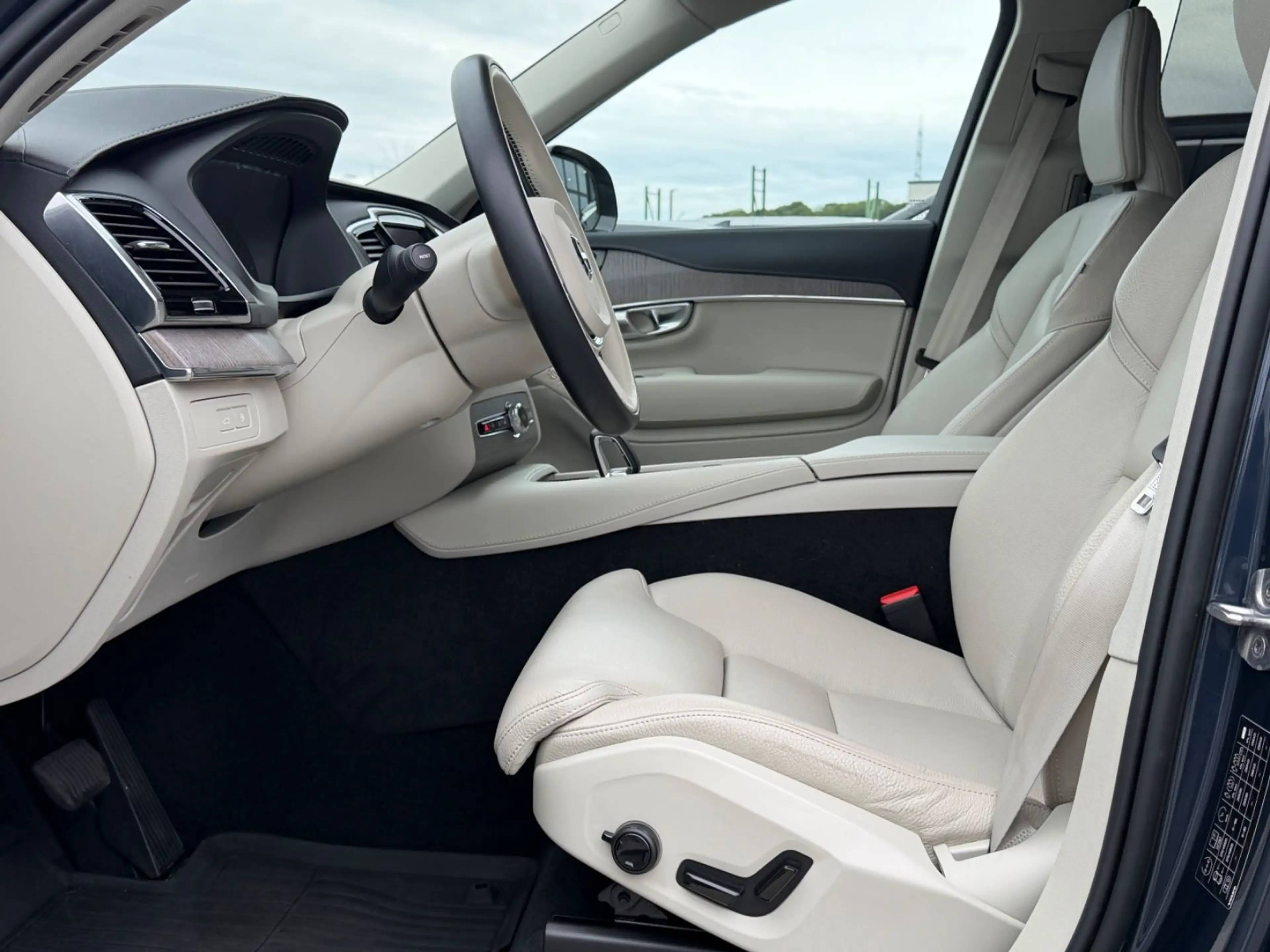 Volvo XC90 Plus Dark Recharge Plug-In Hybrid AWD — photo 11