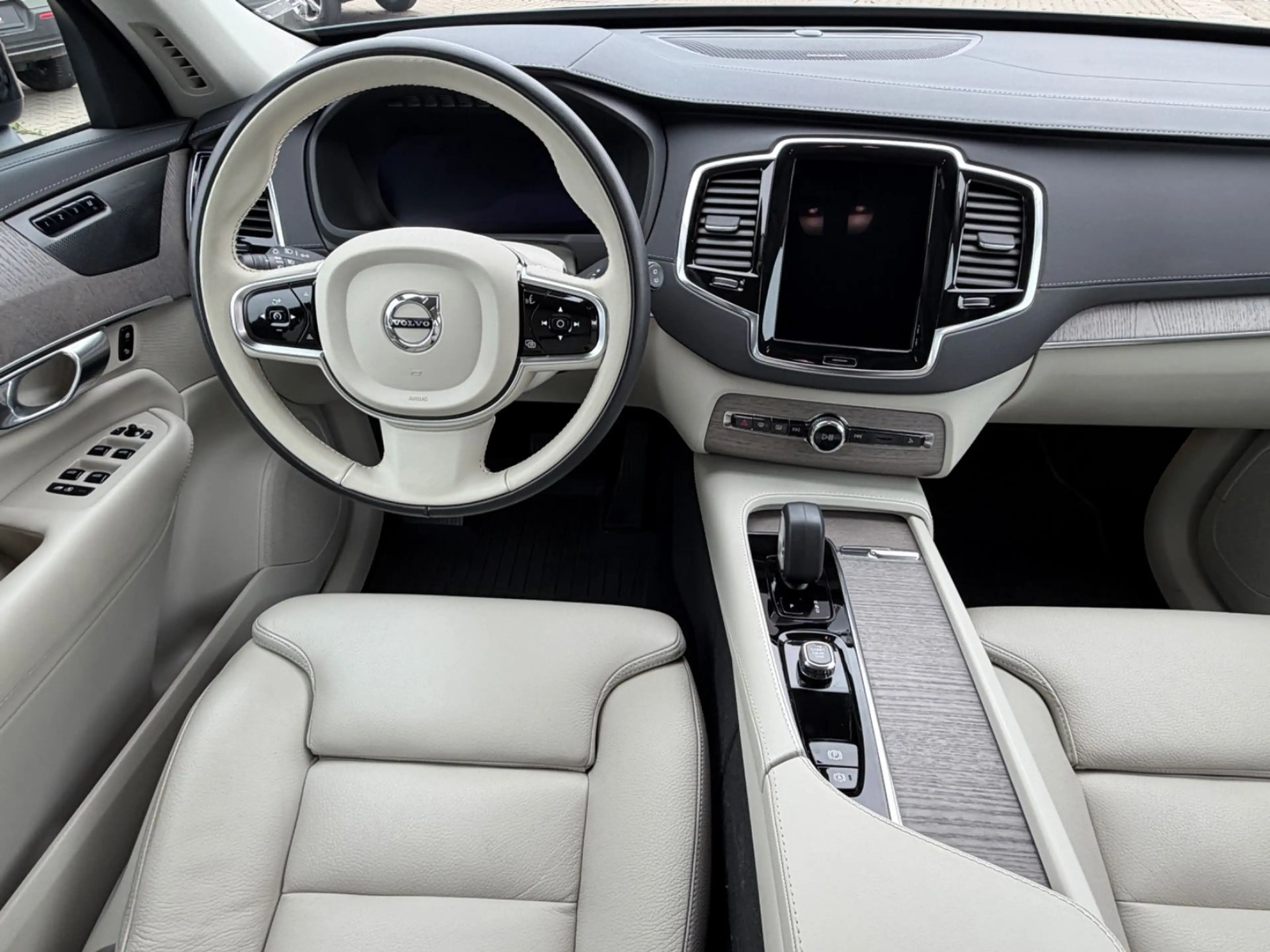 Volvo XC90 Plus Dark Recharge Plug-In Hybrid AWD — photo 13