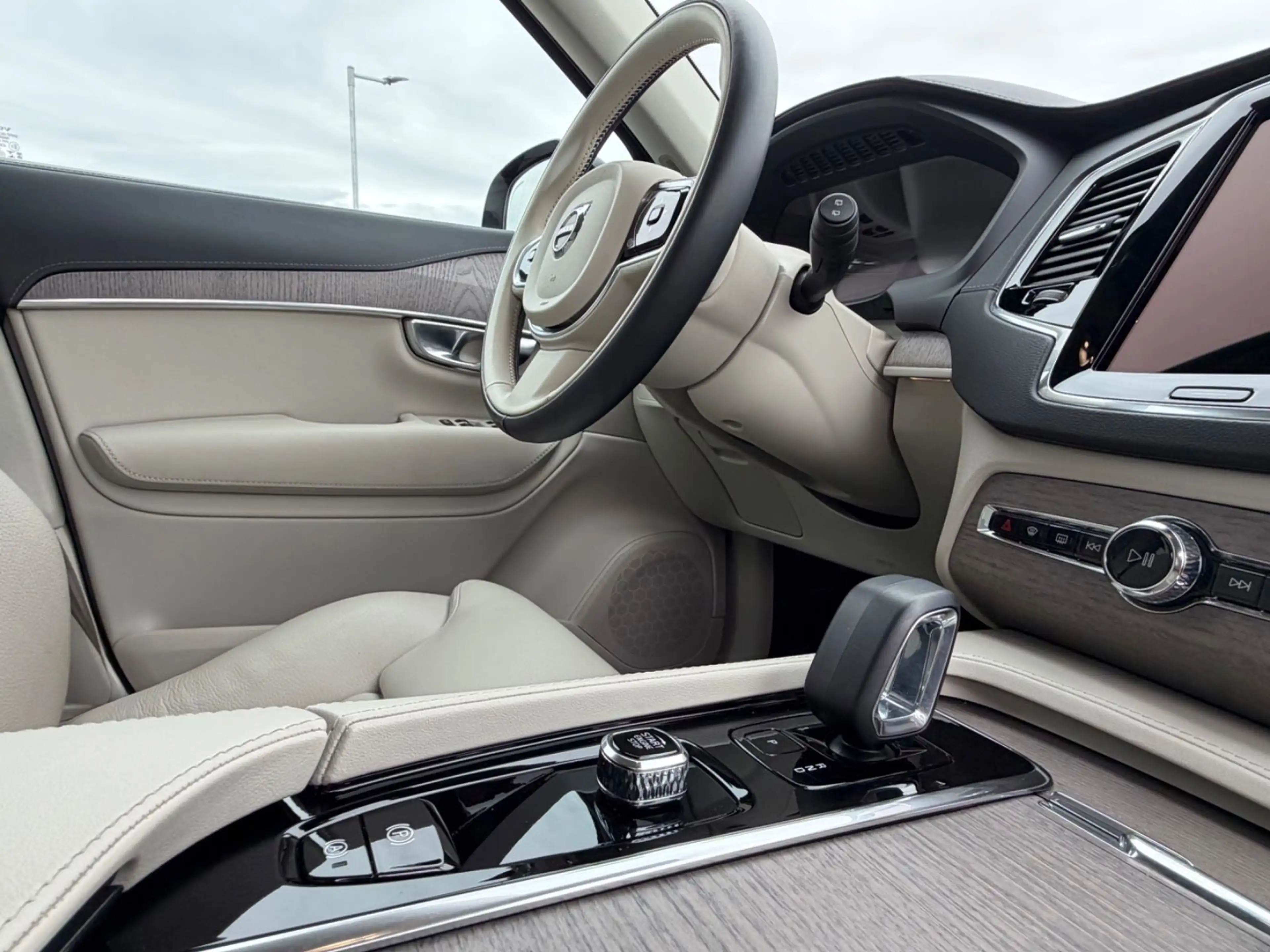 Volvo XC90 Plus Dark Recharge Plug-In Hybrid AWD — photo 15