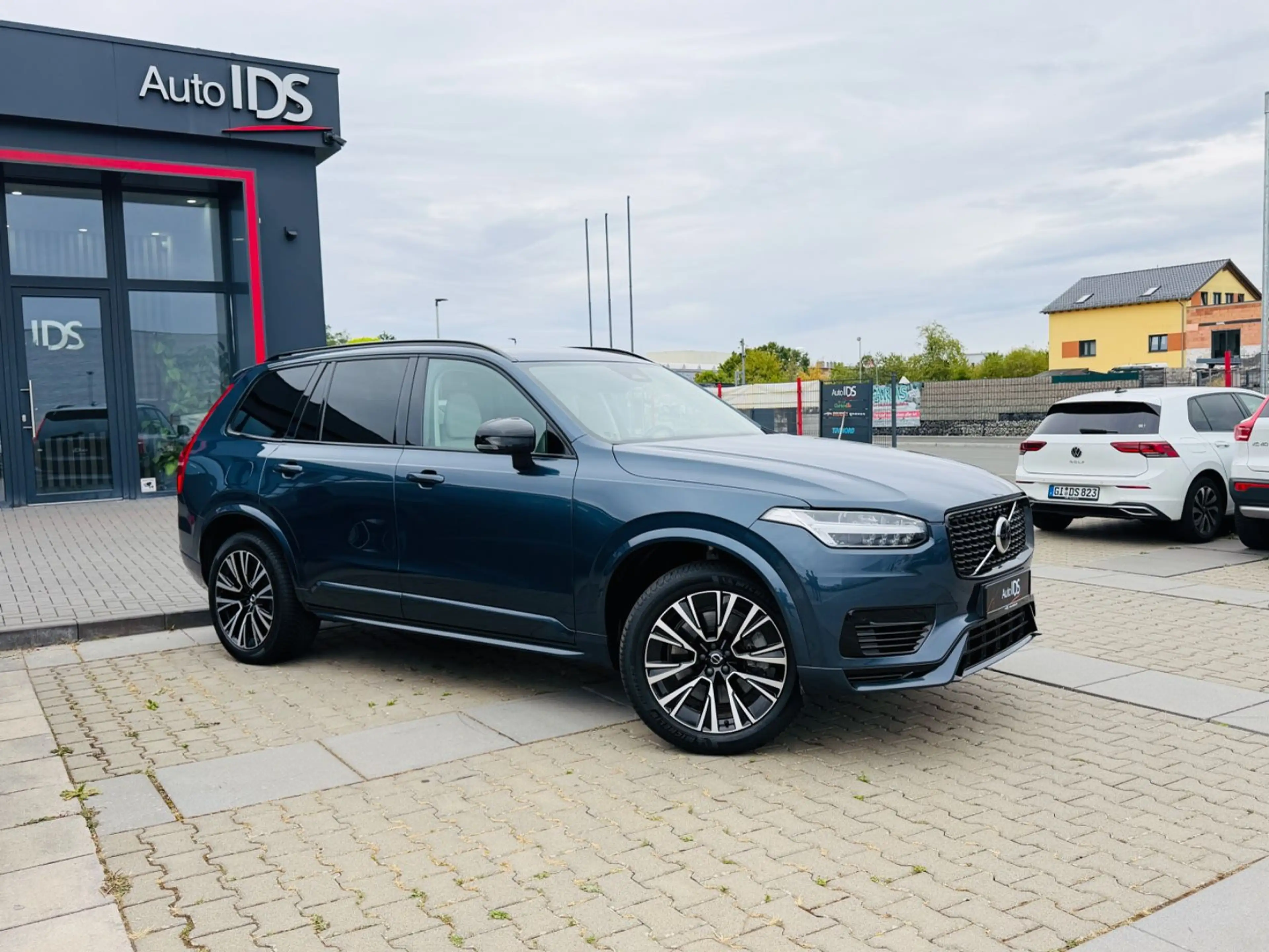 Volvo XC90 Plus Dark Recharge Plug-In Hybrid AWD — photo 3