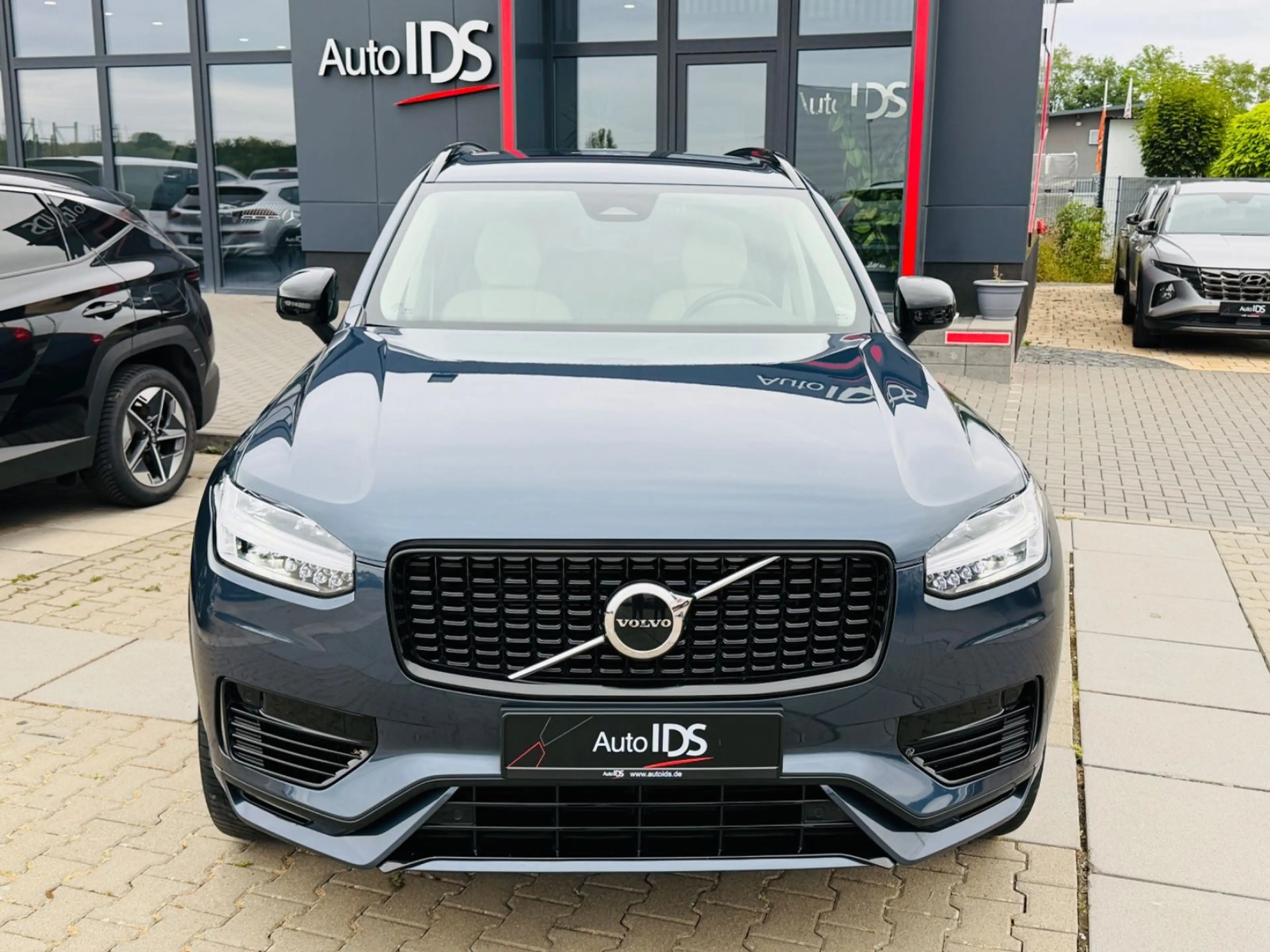 Volvo XC90 Plus Dark Recharge Plug-In Hybrid AWD — photo 10