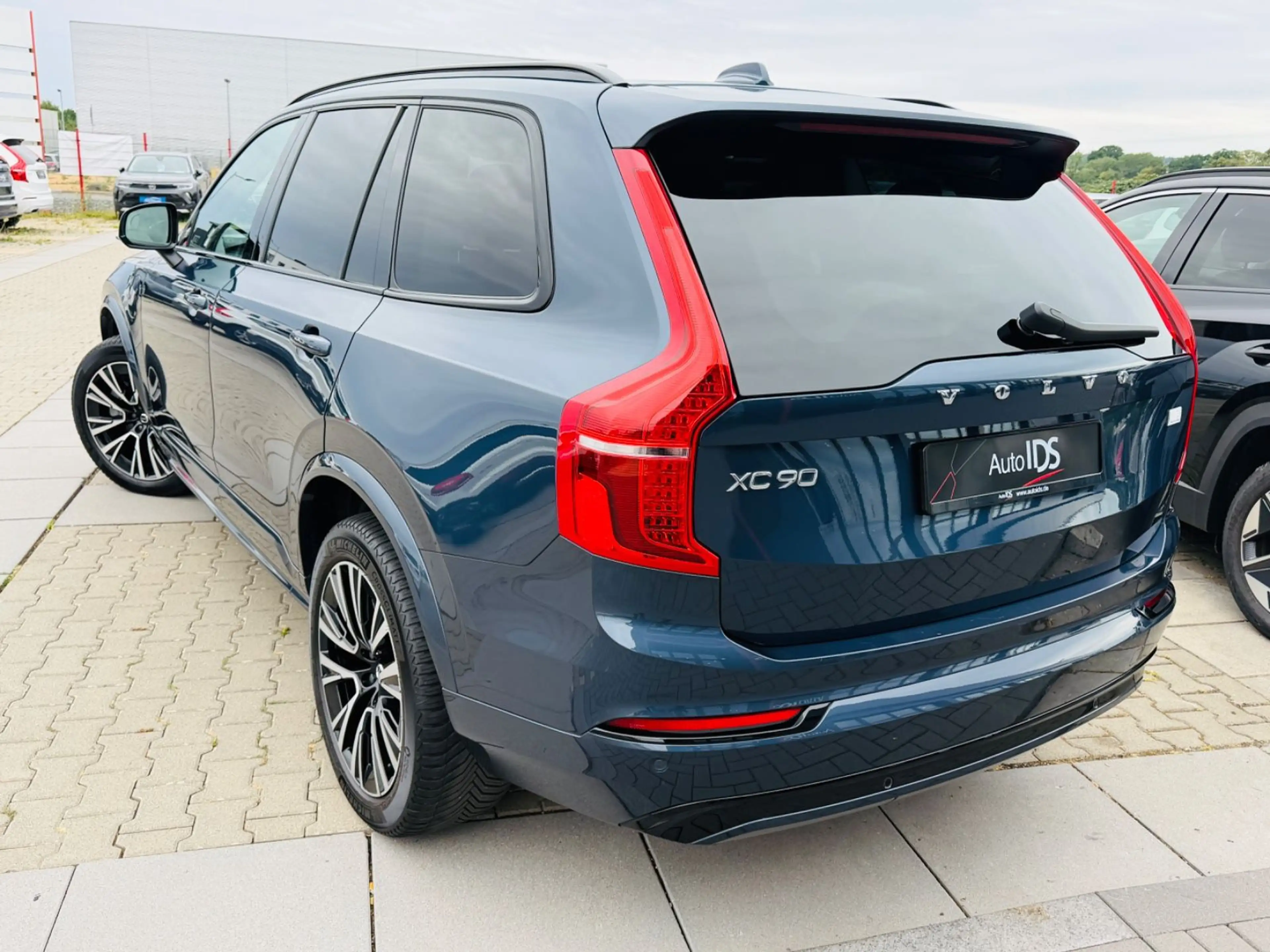 Volvo XC90 Plus Dark Recharge Plug-In Hybrid AWD — photo 4