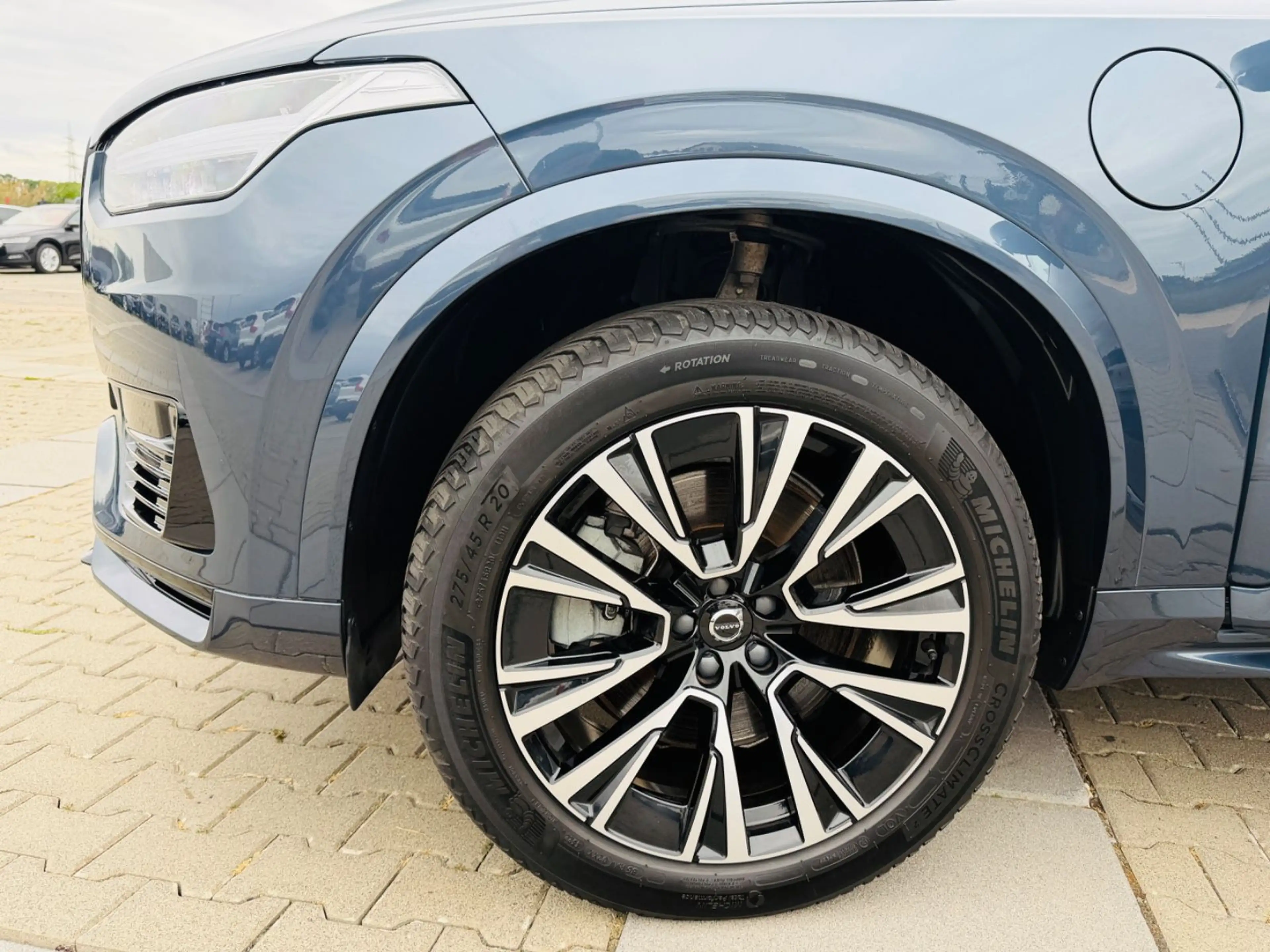 Volvo XC90 Plus Dark Recharge Plug-In Hybrid AWD — photo 8