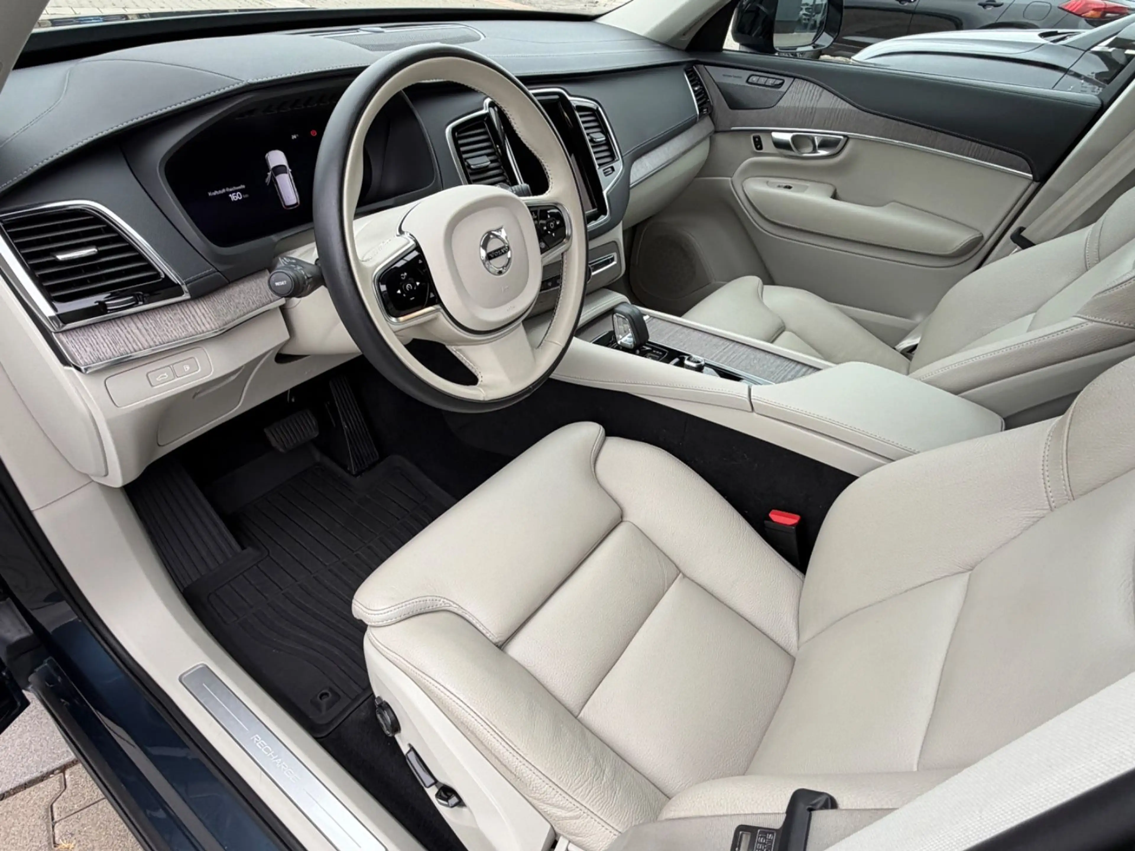 Volvo XC90 Plus Dark Recharge Plug-In Hybrid AWD — photo 12