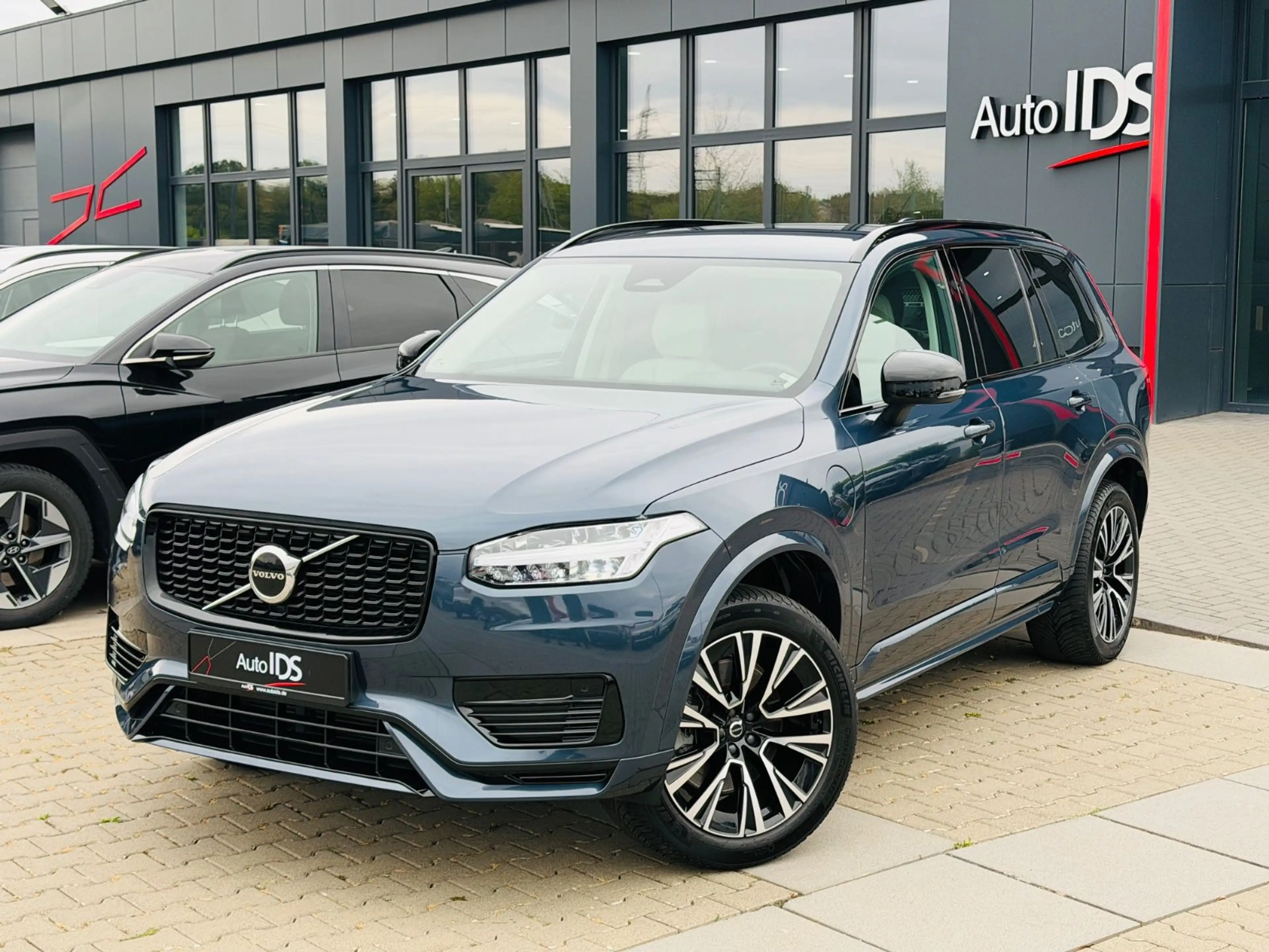 Volvo XC90 Plus Dark Recharge Plug-In Hybrid AWD — photo 7