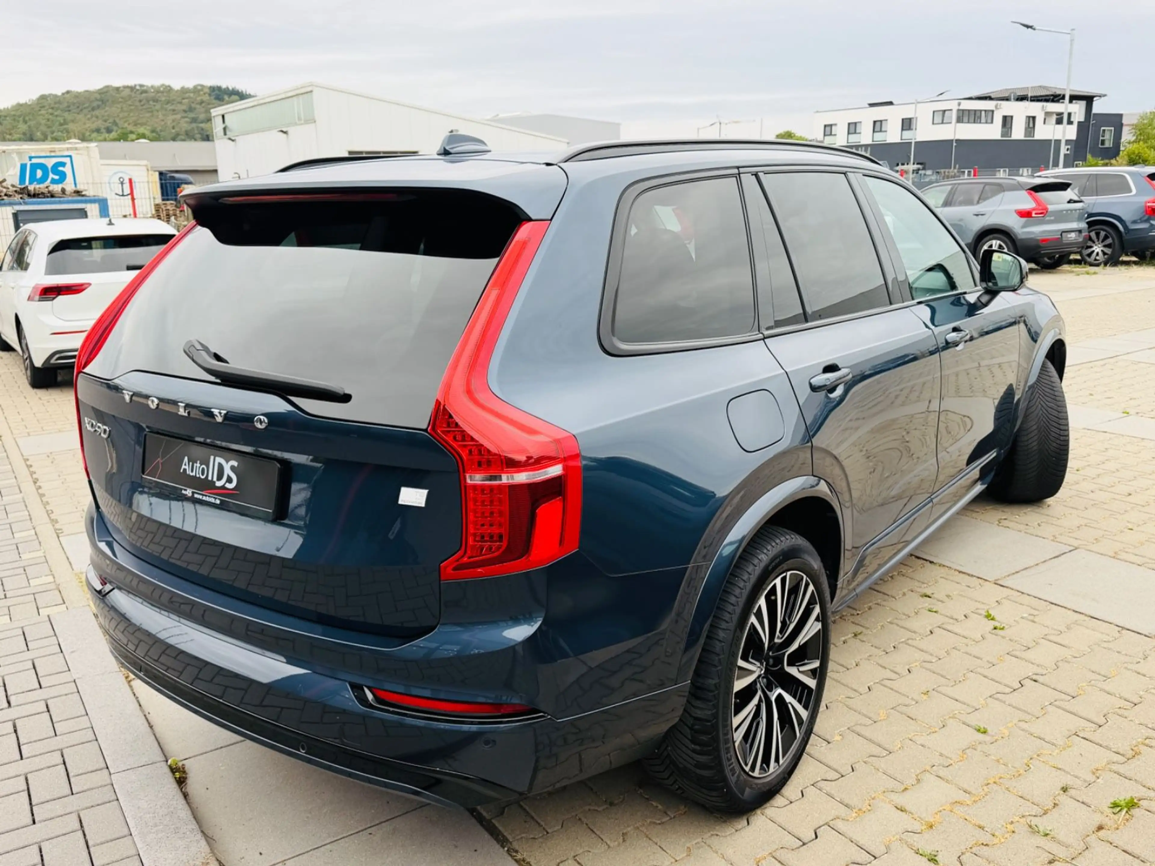 Volvo XC90 Plus Dark Recharge Plug-In Hybrid AWD — photo 6
