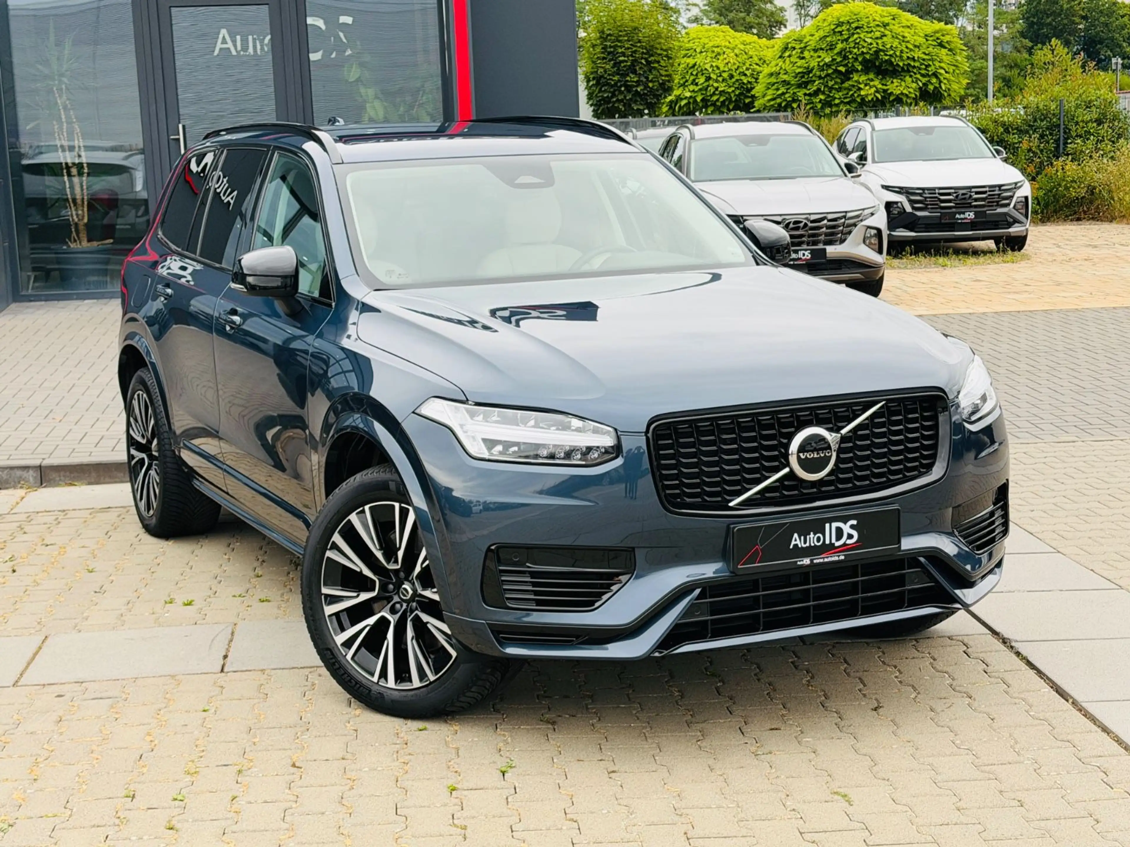 Volvo XC90 Plus Dark Recharge Plug-In Hybrid AWD — photo 2