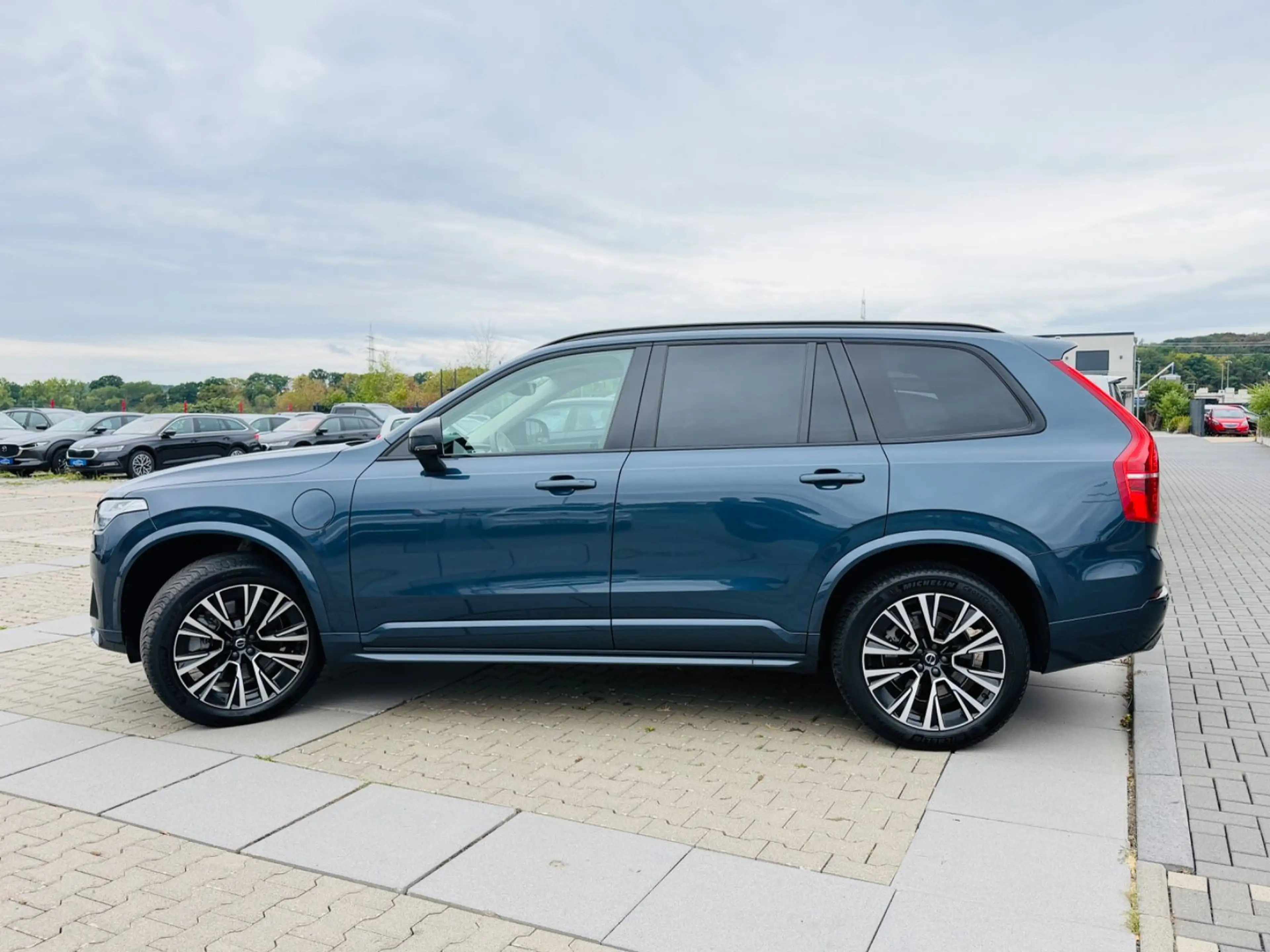Volvo XC90 Plus Dark Recharge Plug-In Hybrid AWD — photo 9