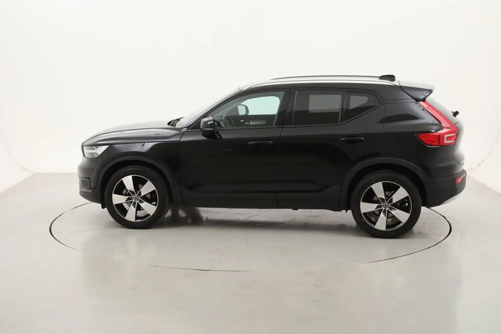 Volvo XC40 Momentum Pro Geartronic 1.5 Benzina 163CV Schwarz - 2