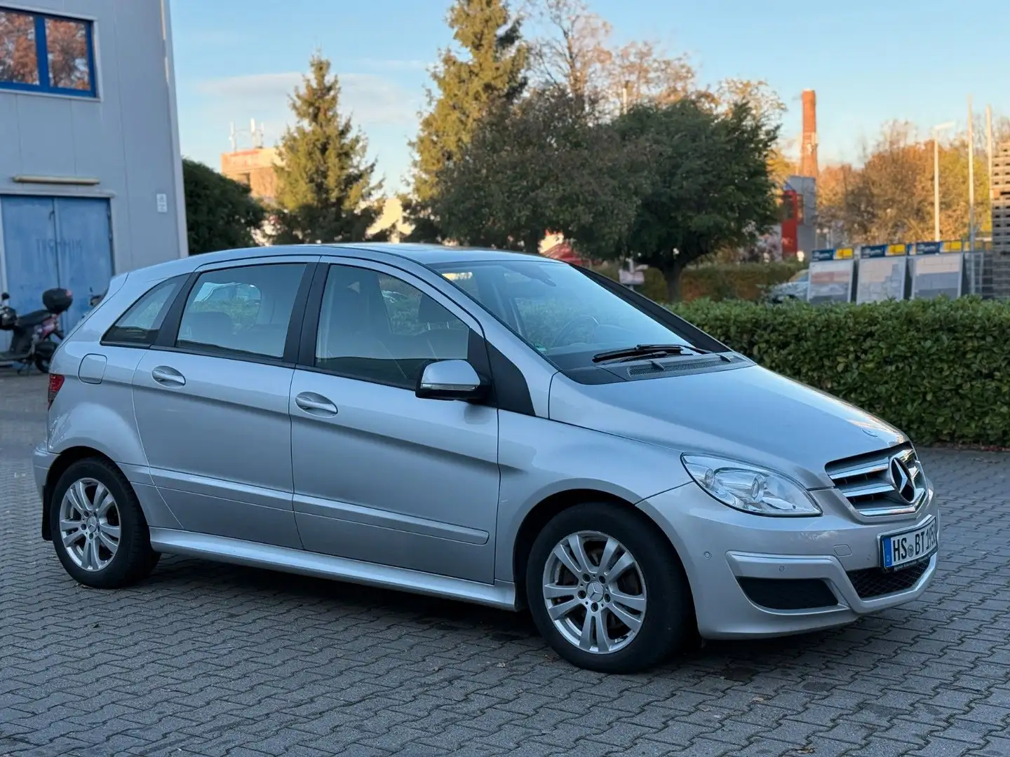Mercedes-Benz B 180 CDI *Navi *AHK. *Klima. *Hu +Service Silber - 1