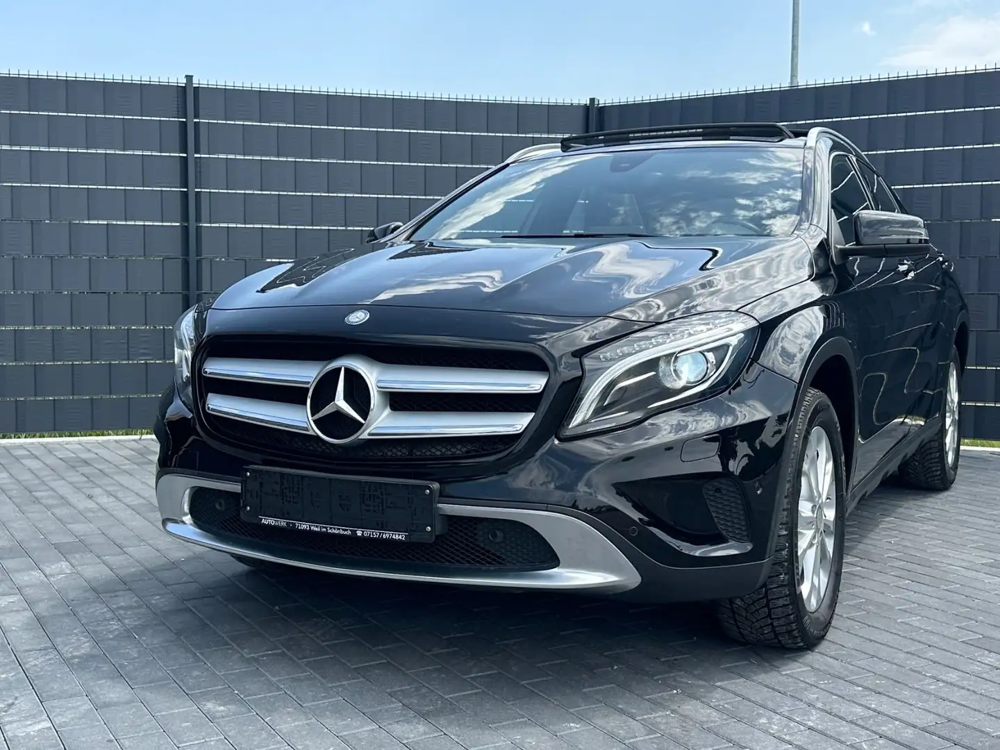 Mercedes-Benz GLA 200 d 4M*AUTOMATIK*CAM*BI-XENON*PANO*SHZ*AHK* Noir - 1