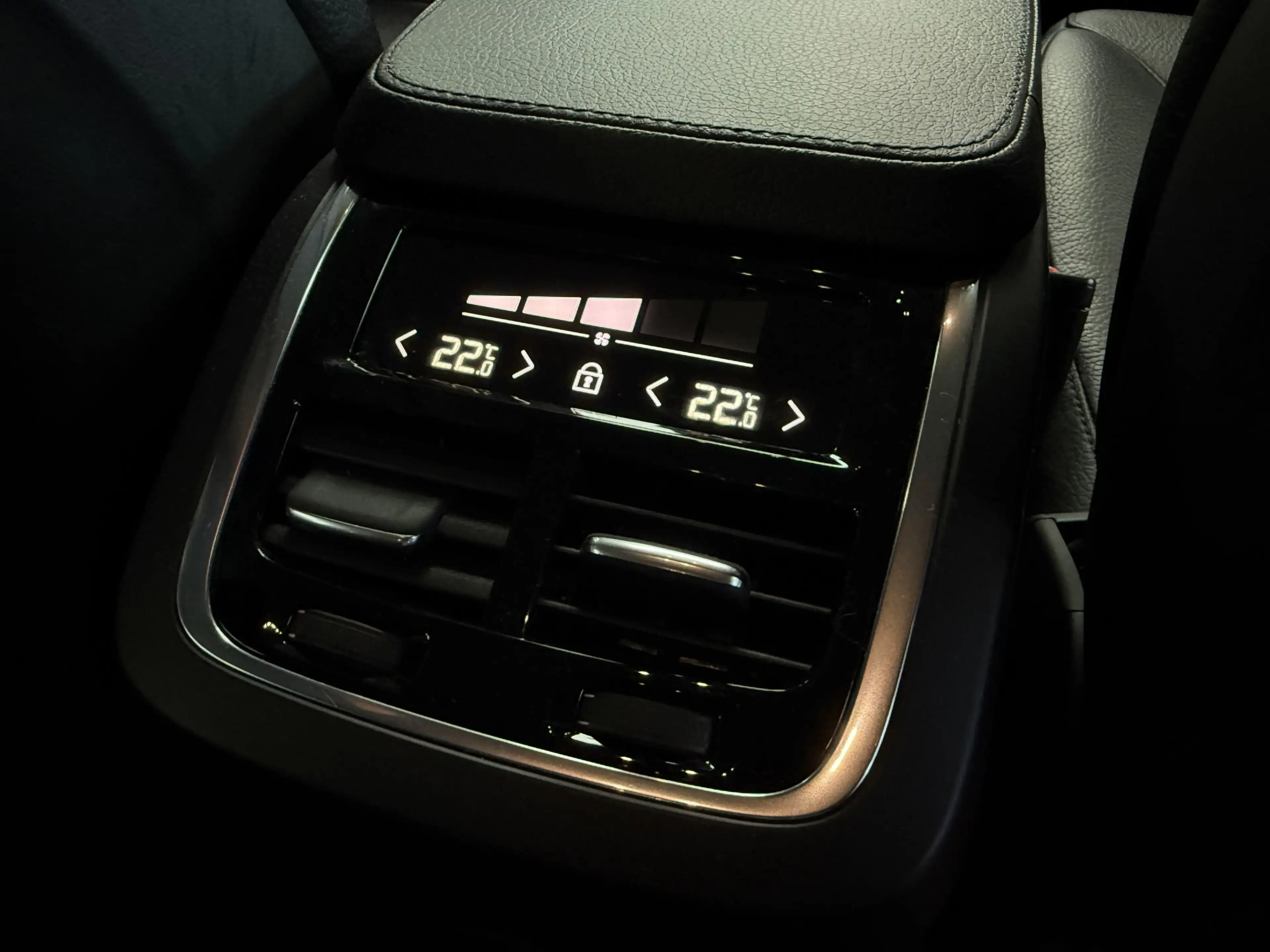 Volvo XC90 Inscription Expression Recharge AWD AHK Totwinkel- — photo 14