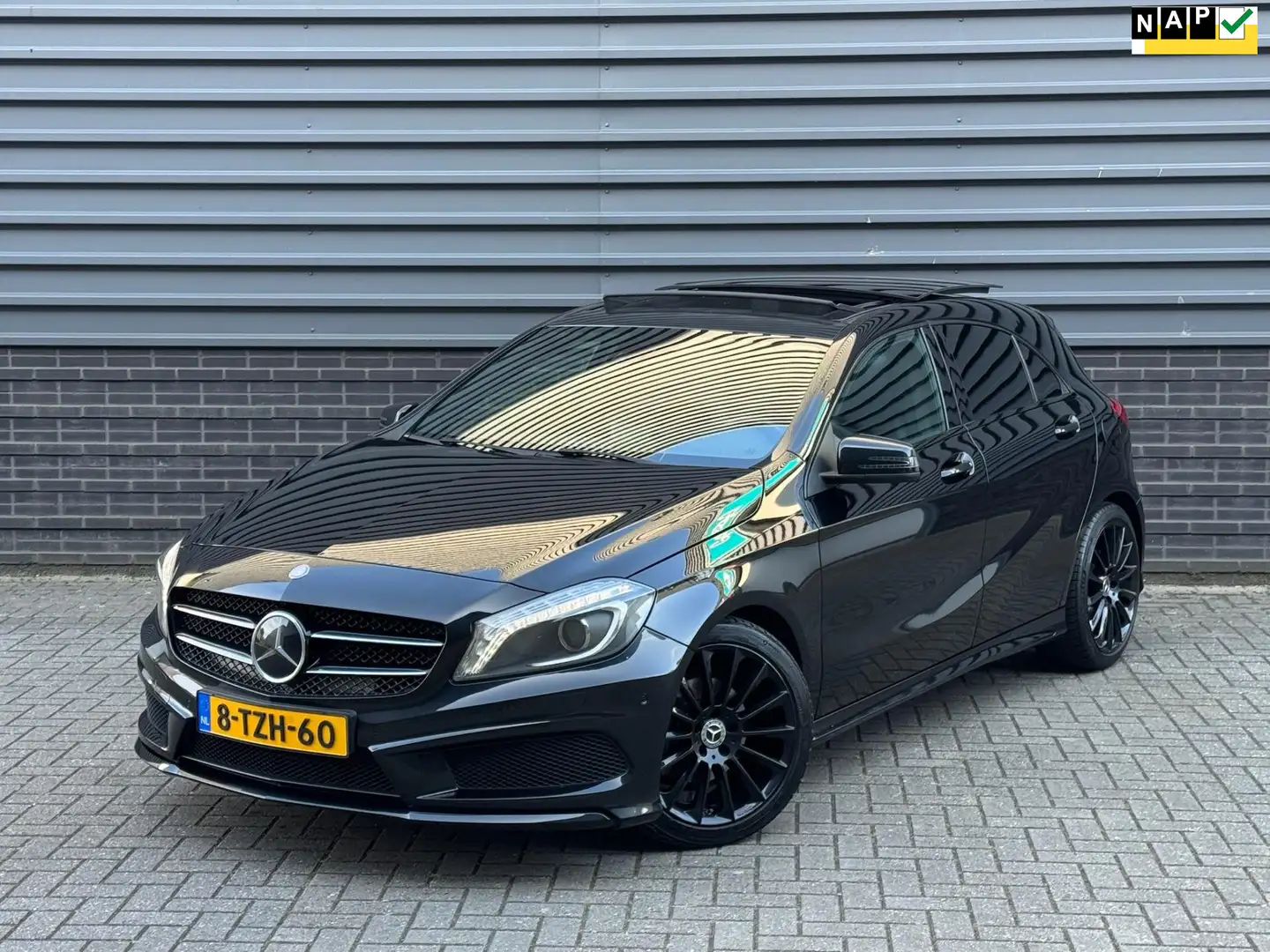 Mercedes-Benz A 200 AMG Pano PDC H/K Navi Cruise 18" Zwart - 1
