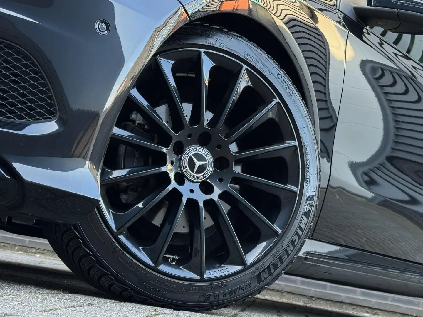 Mercedes-Benz A 200 AMG Pano PDC H/K Navi Cruise 18" Zwart - 2