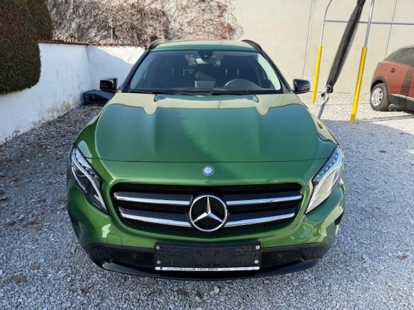 Mercedes-Benz GLA 180 d Activity Edition Aut. Grün - 2