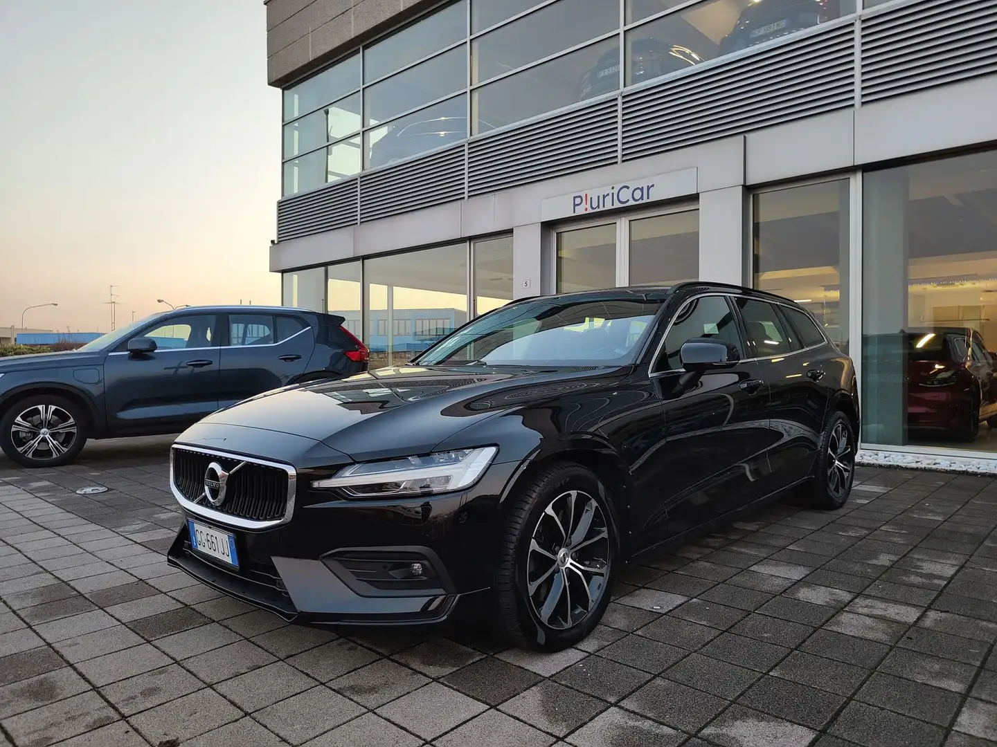 Volvo V60 B4 (d) MHEV 197cv Geartronic Momentum Navi Camera Nero - 1