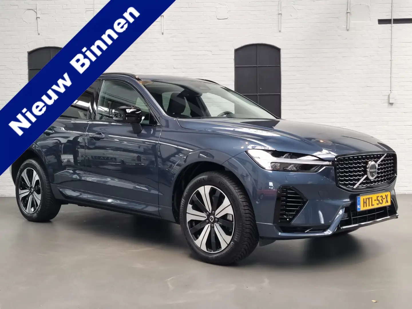 Volvo XC60 2.0 T6 Plug-in hybrid AWD Plus Dark PANO / 360 CAM Blauw - 1