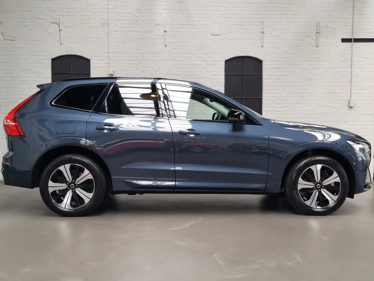 Volvo XC60 2.0 T6 Plug-in hybrid AWD Plus Dark PANO / 360 CAM Blauw - 2