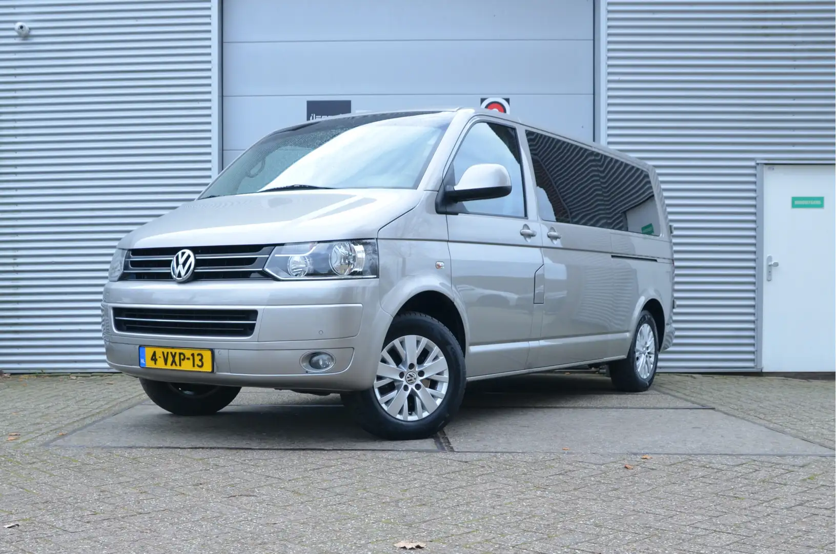 Volkswagen T5 Transporter 2.0 TDI L2H1 Comfortline 2x Schuif, 2x Achterdeure Beige - 1