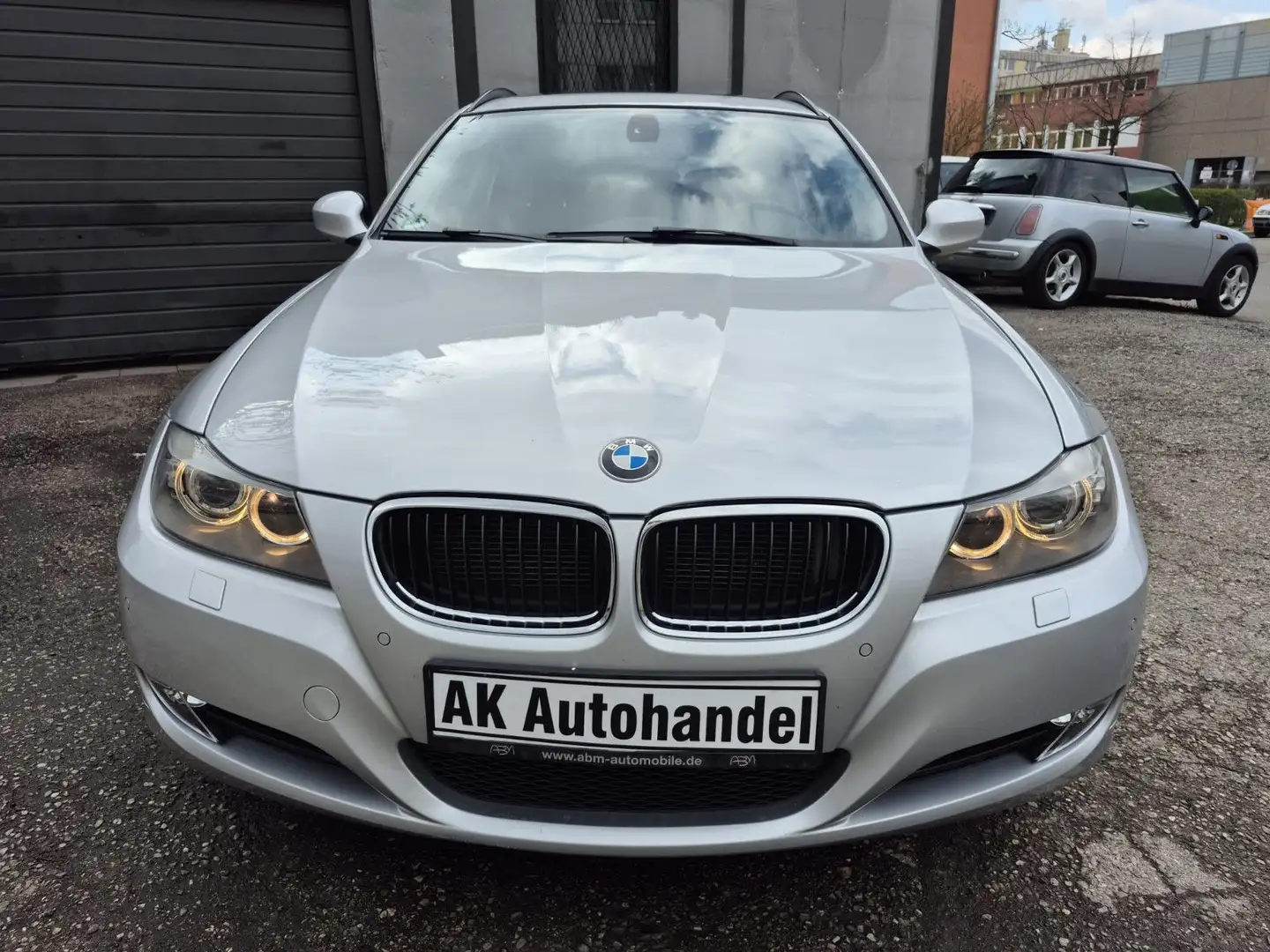 BMW 320 3 Touring 320d Aut AHK PanoDa Navi Xenon Silber - 2