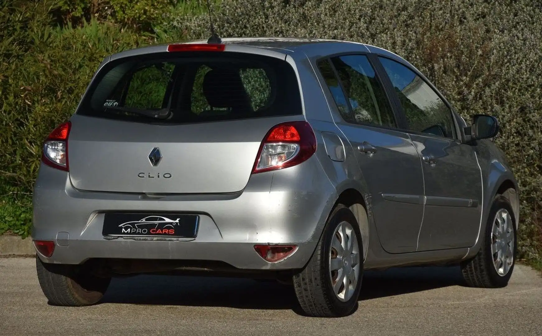 Renault Clio 3 1.2 75 ch Finition TomTom phase 2 Grau - 2