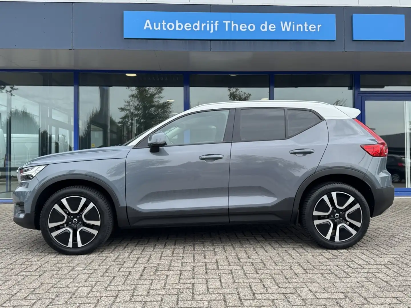 Volvo XC40 2.0 T4 Momentum| Trekhaak, CarPlay, Keyless, Leder Gris - 2