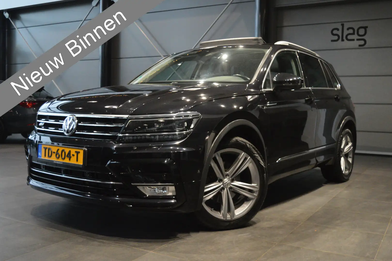 Volkswagen Tiguan 2.0 TDI R-LINE navi leer pano camera trekhaak 19 i Zwart - 1