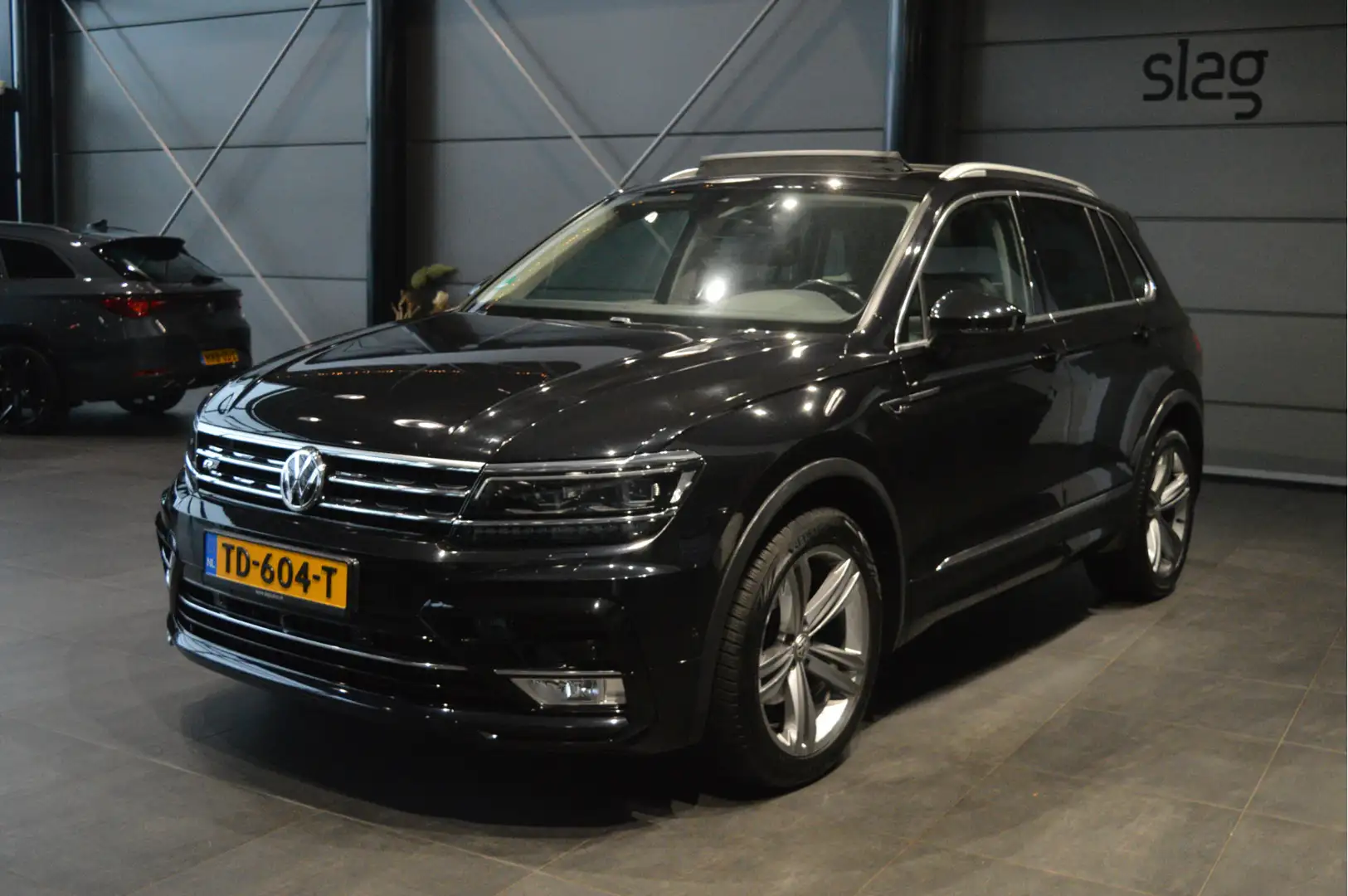 Volkswagen Tiguan 2.0 TDI R-LINE navi leer pano camera trekhaak 19 i Zwart - 2