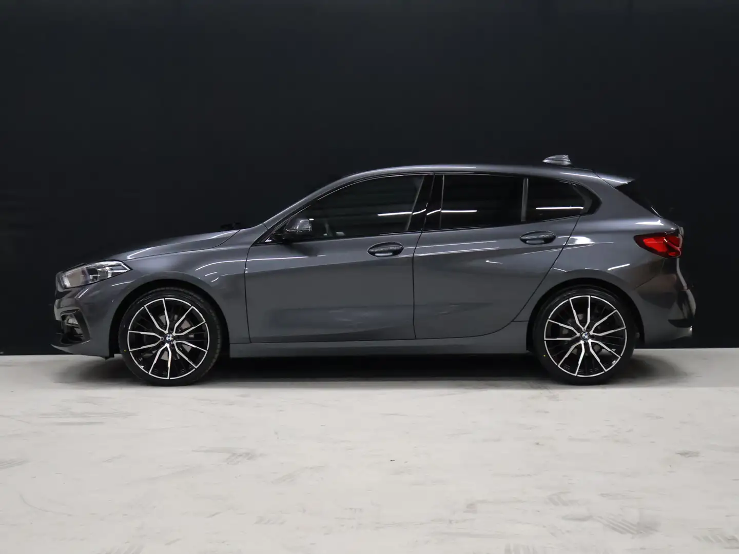 BMW 118 1-serie 118i M Sport [M SPORT, APPLE CARPLAY, ANDR Grijs - 2