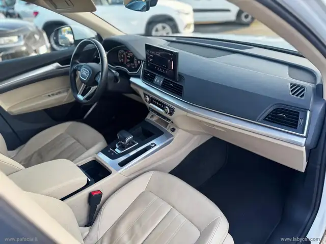 Audi Q5 view 11
