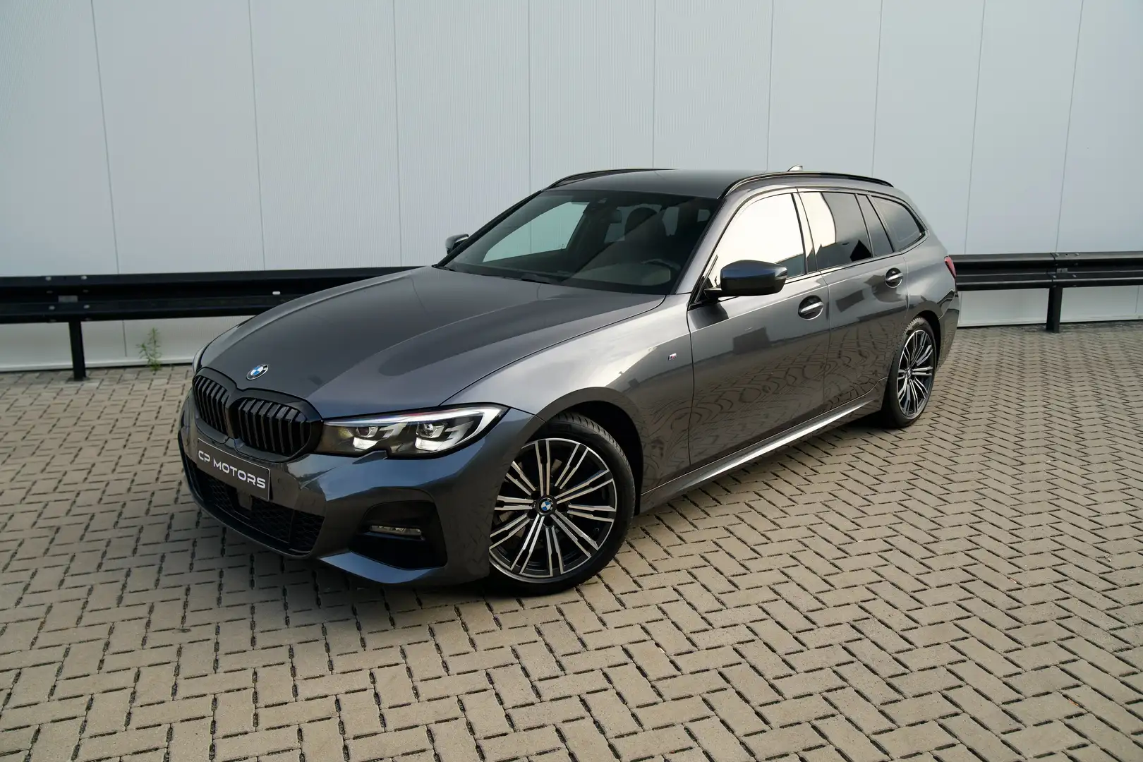 BMW 320 I TOURING | M-PAKKET | ACC | PDC | APPLE CARPLAY Grau - 1