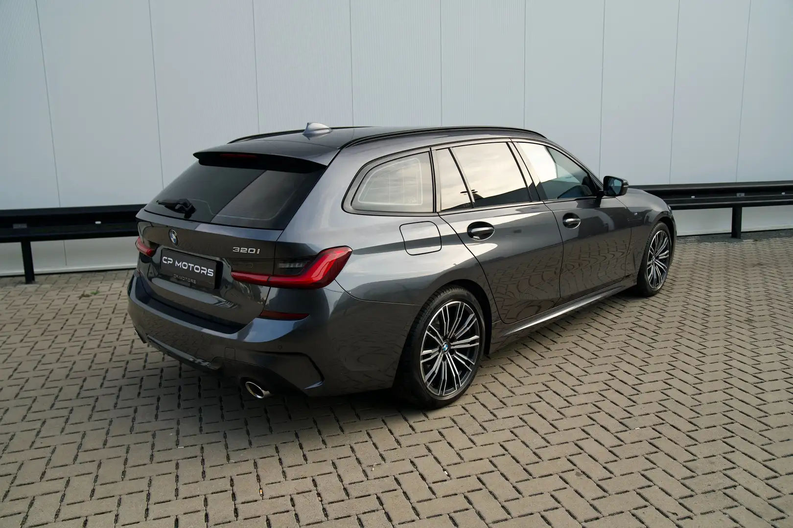 BMW 320 I TOURING | M-PAKKET | ACC | PDC | APPLE CARPLAY Grau - 2