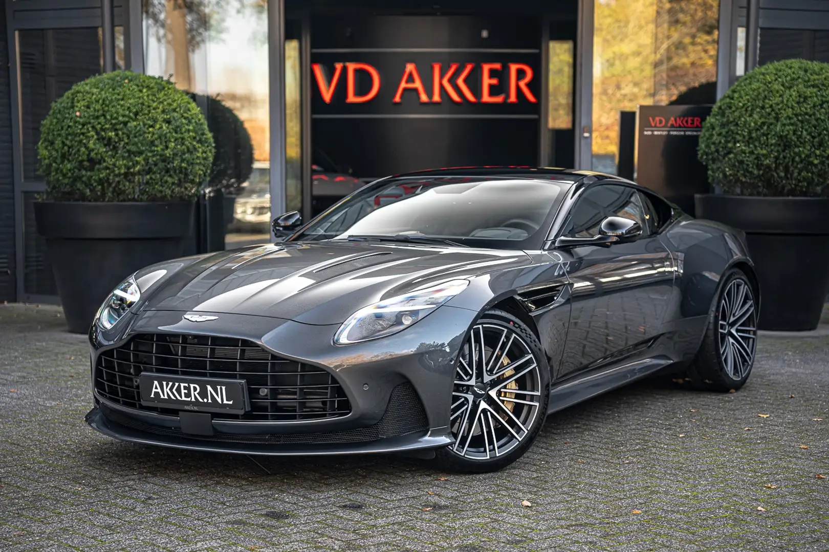 Aston Martin DB12 V8 Coupé | Carbon | Signature Metallic | Bowers & Gris - 1