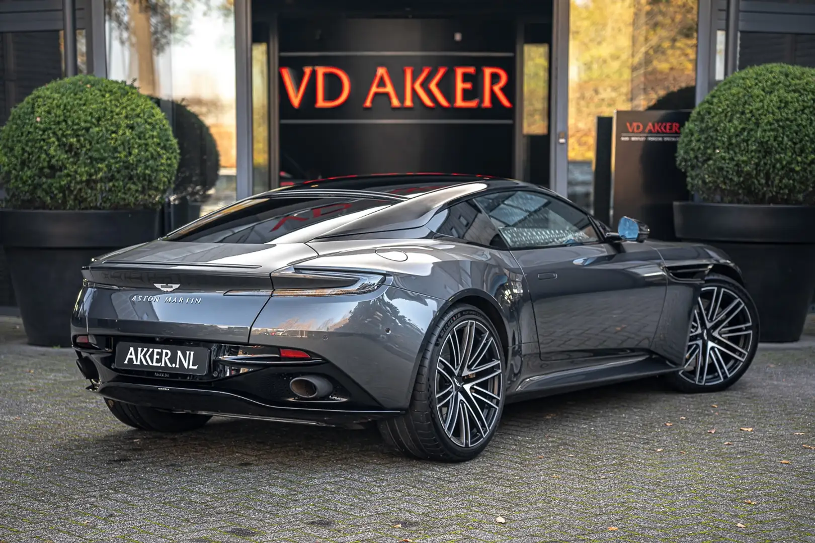 Aston Martin DB12 V8 Coupé | Carbon | Signature Metallic | Bowers & Gris - 2