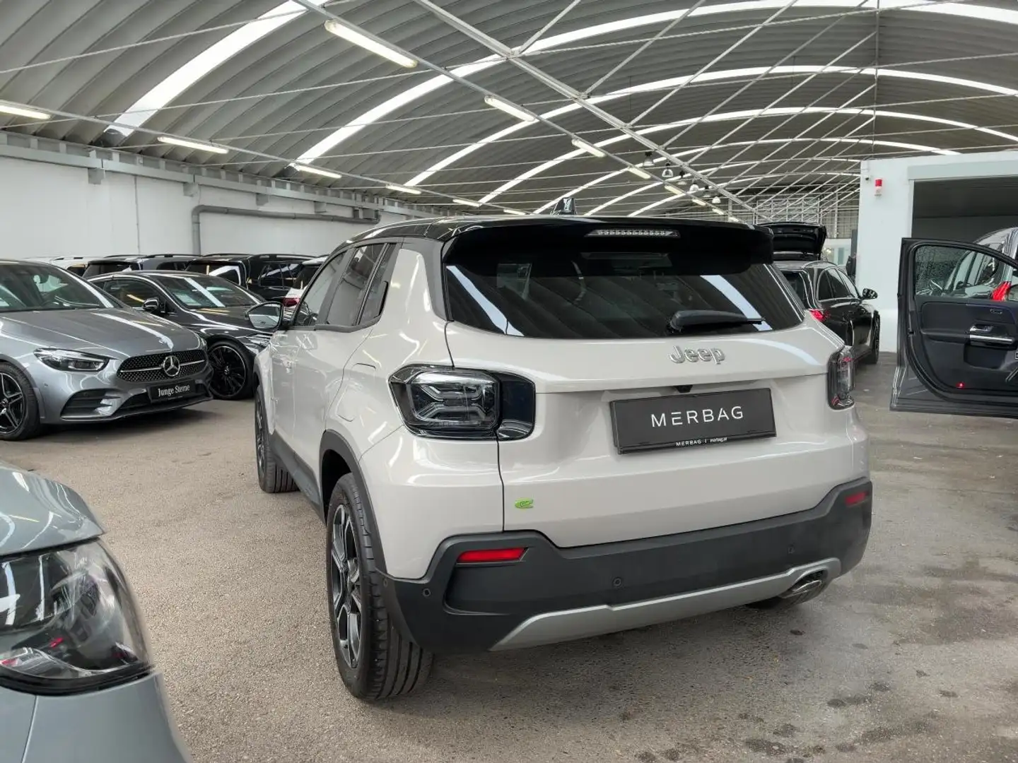 Jeep Avenger 1.2 e-Hybrid Summit DCT6 Grau - 2