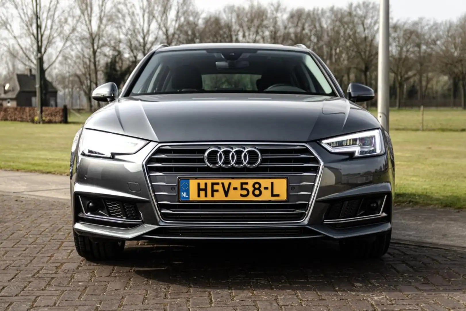Audi A4 AVANT 35 TFSI Sport S-tronic Navigatie Panoramadak Grau - 2