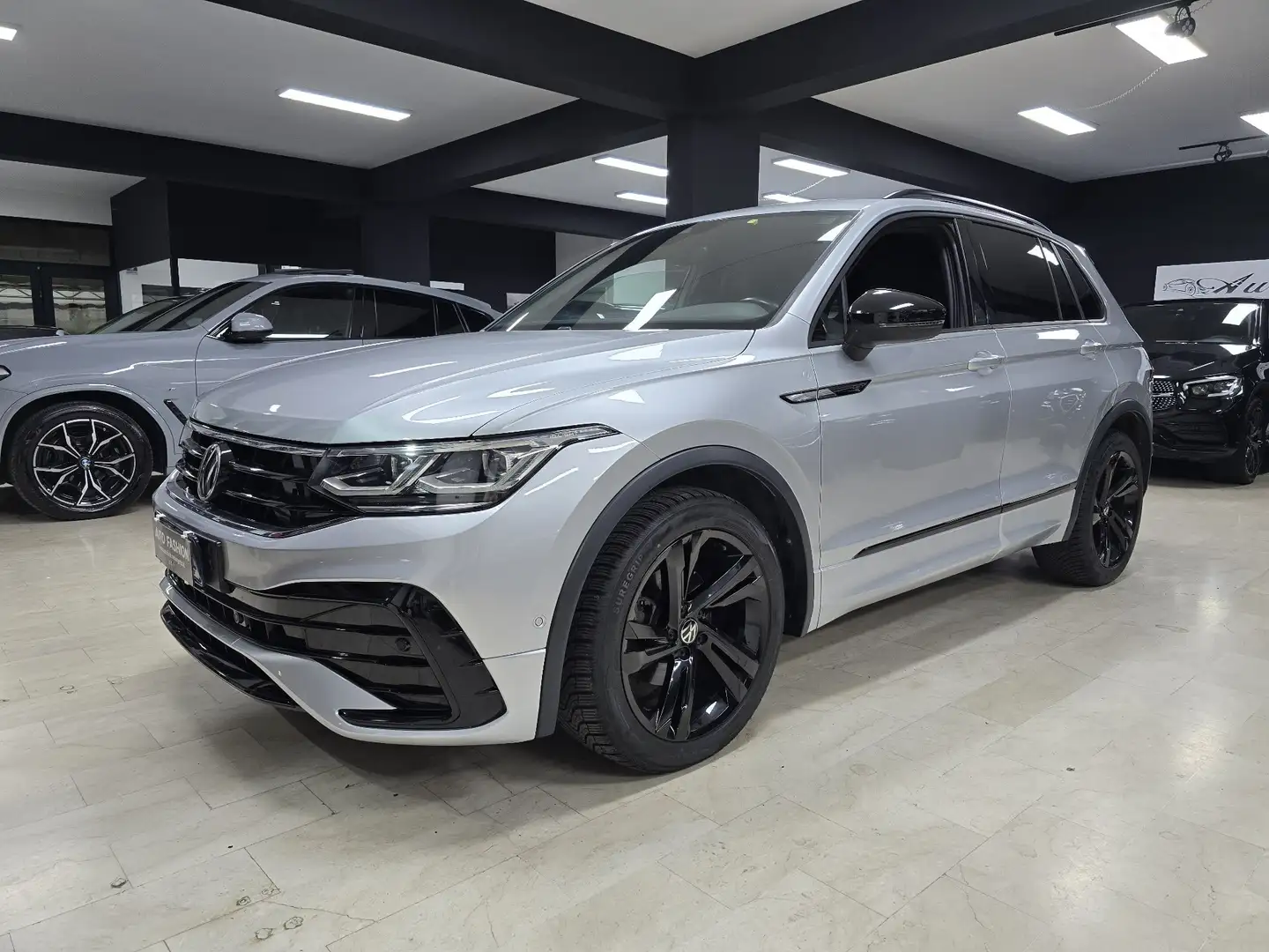 Volkswagen Tiguan Tiguan II 2021 2.0 tdi R-Line 150cv dsg Silber - 1