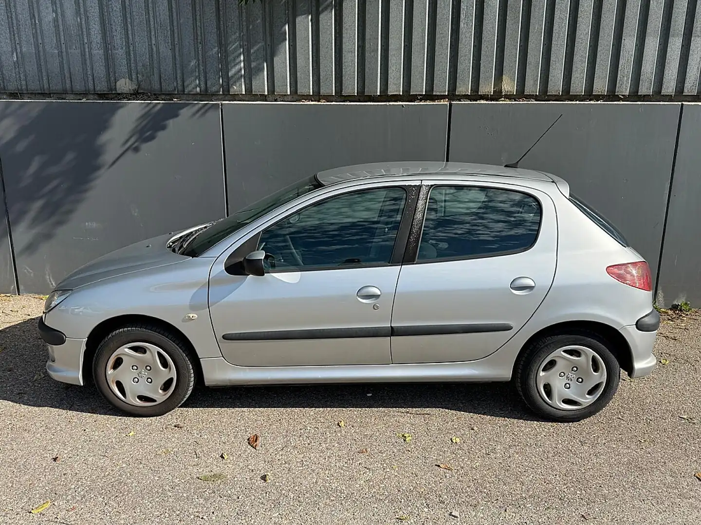 Peugeot 206 Sport Line 1,4 HDI 70 | PICKERL BIS 11/2026 INK... Grau - 2