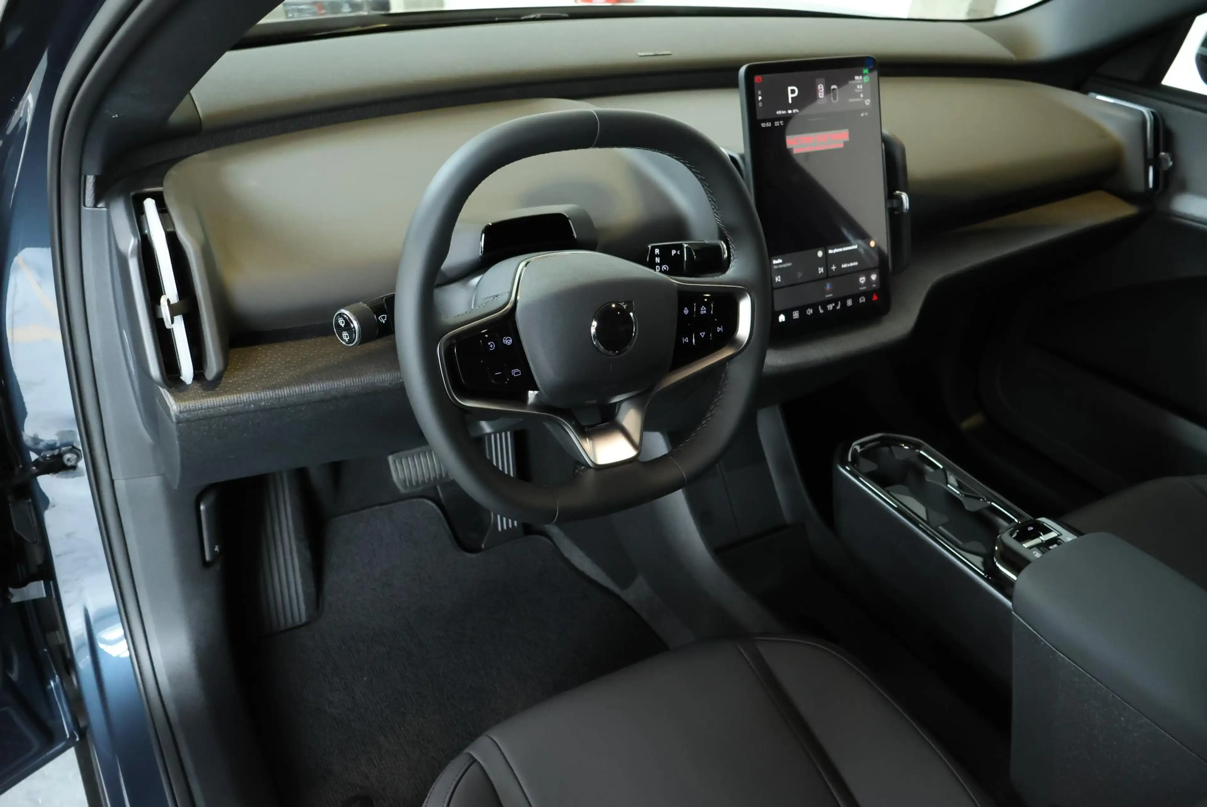 Volvo EX30 P5 Long Range Plus Black Edition Europa 69 kWh | 2 — photo 2
