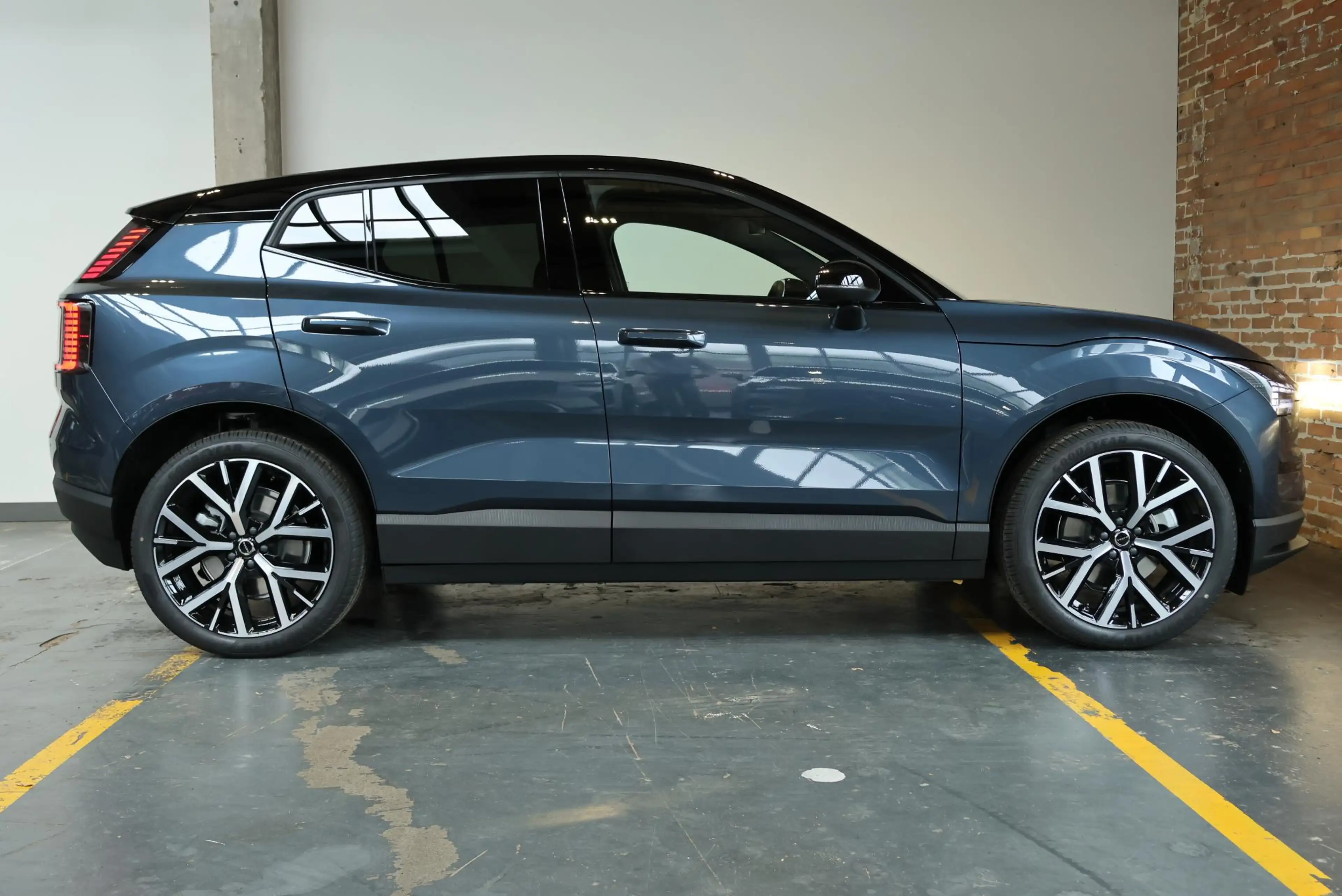 Volvo EX30 P5 Long Range Plus Black Edition Europa 69 kWh | 2 — photo 4